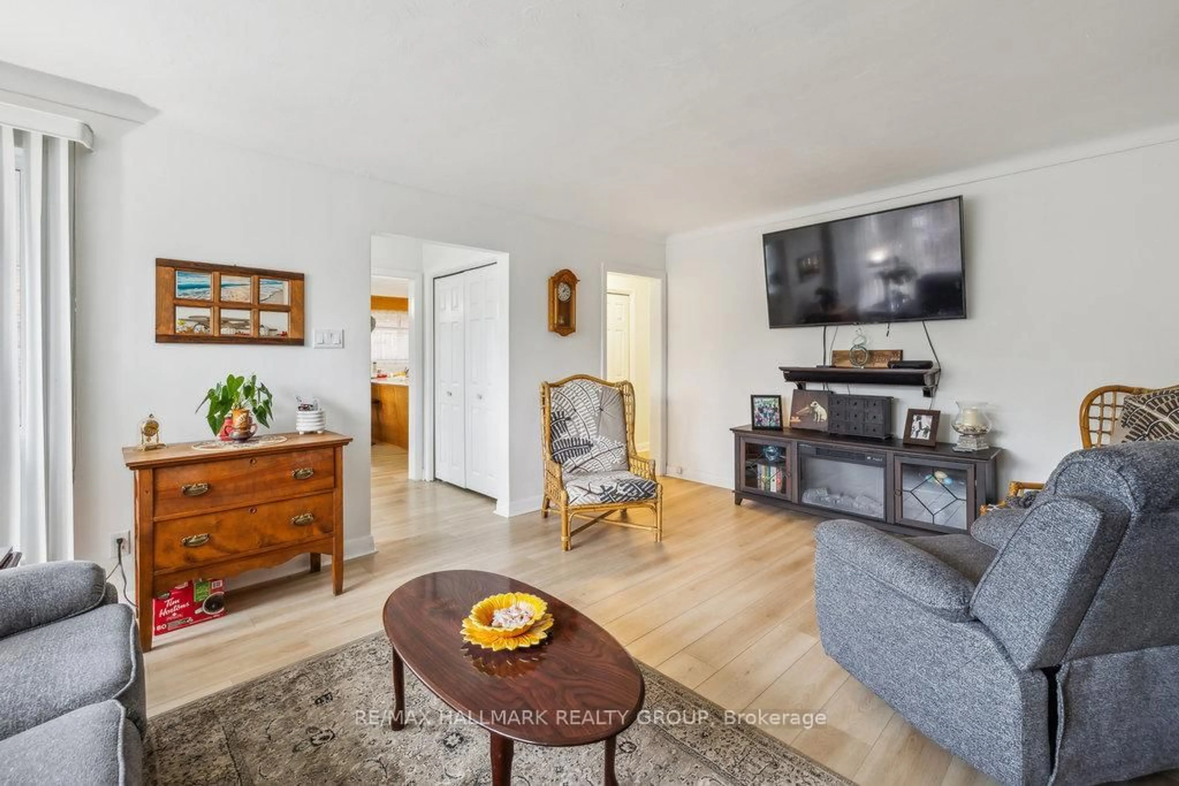 Living room with furniture, wood/laminate floor for 264 Michel Circ, Ottawa Ontario K1L 7P9