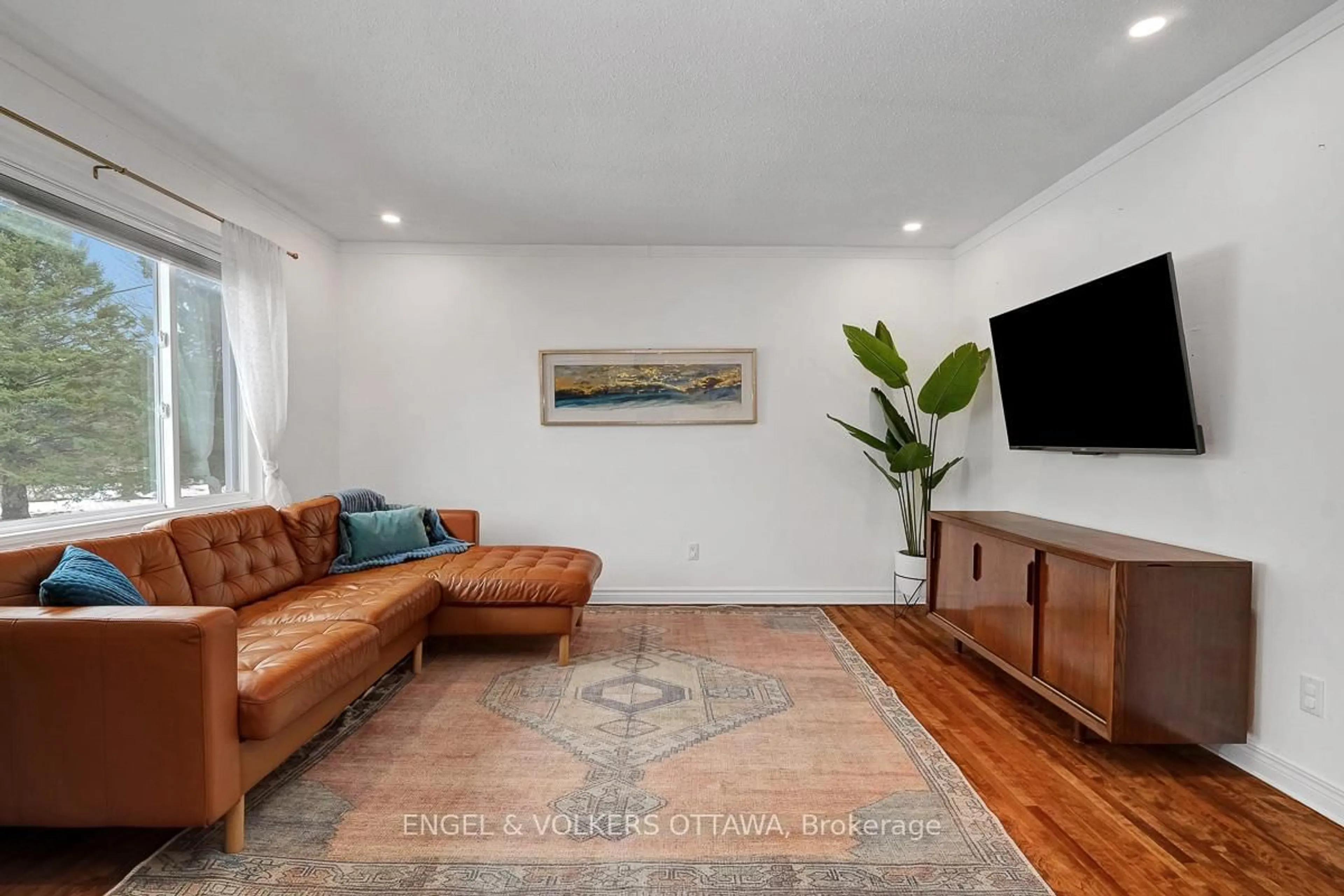 Living room with furniture, unknown for 3822 Indian Creek Rd, Clarence-Rockland Ontario K0A 2A0