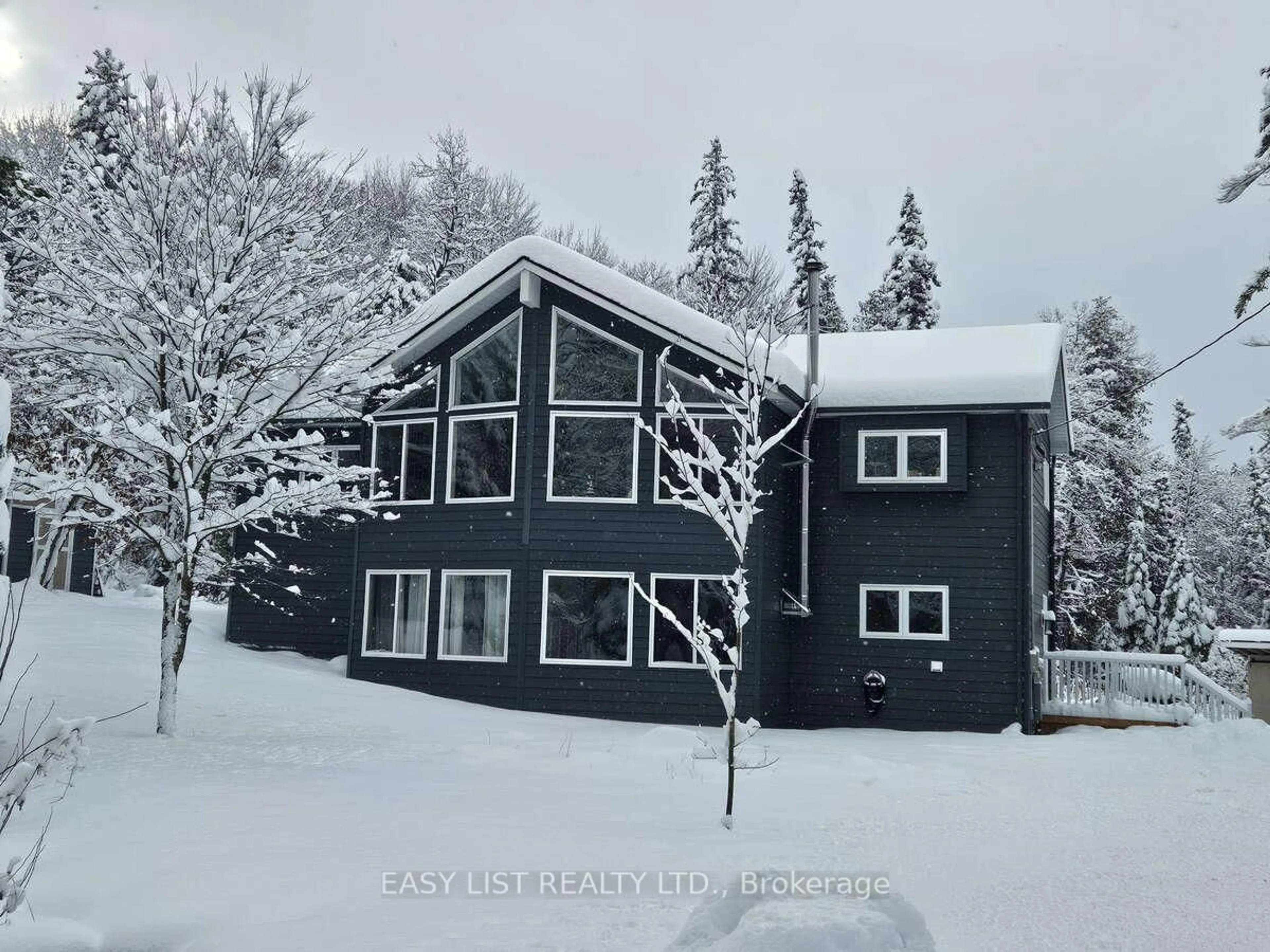 A pic from outside/outdoor area/front of a property/back of a property/a pic from drone, building for 1131 Springdale Park Rd, Bracebridge Ontario P1L 1W9