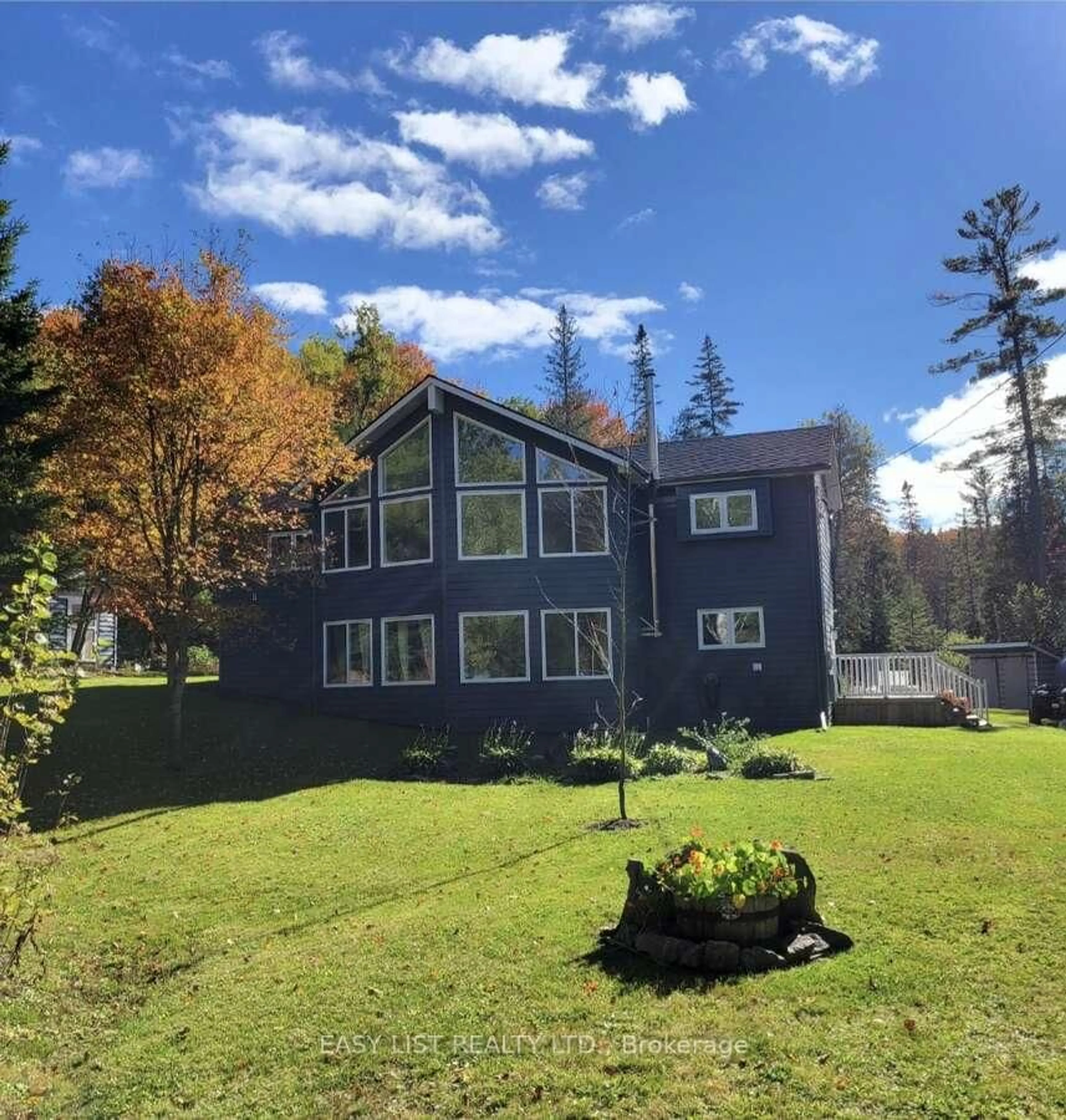 A pic from outside/outdoor area/front of a property/back of a property/a pic from drone, unknown for 1131 Springdale Park Rd, Bracebridge Ontario P1L 1W9