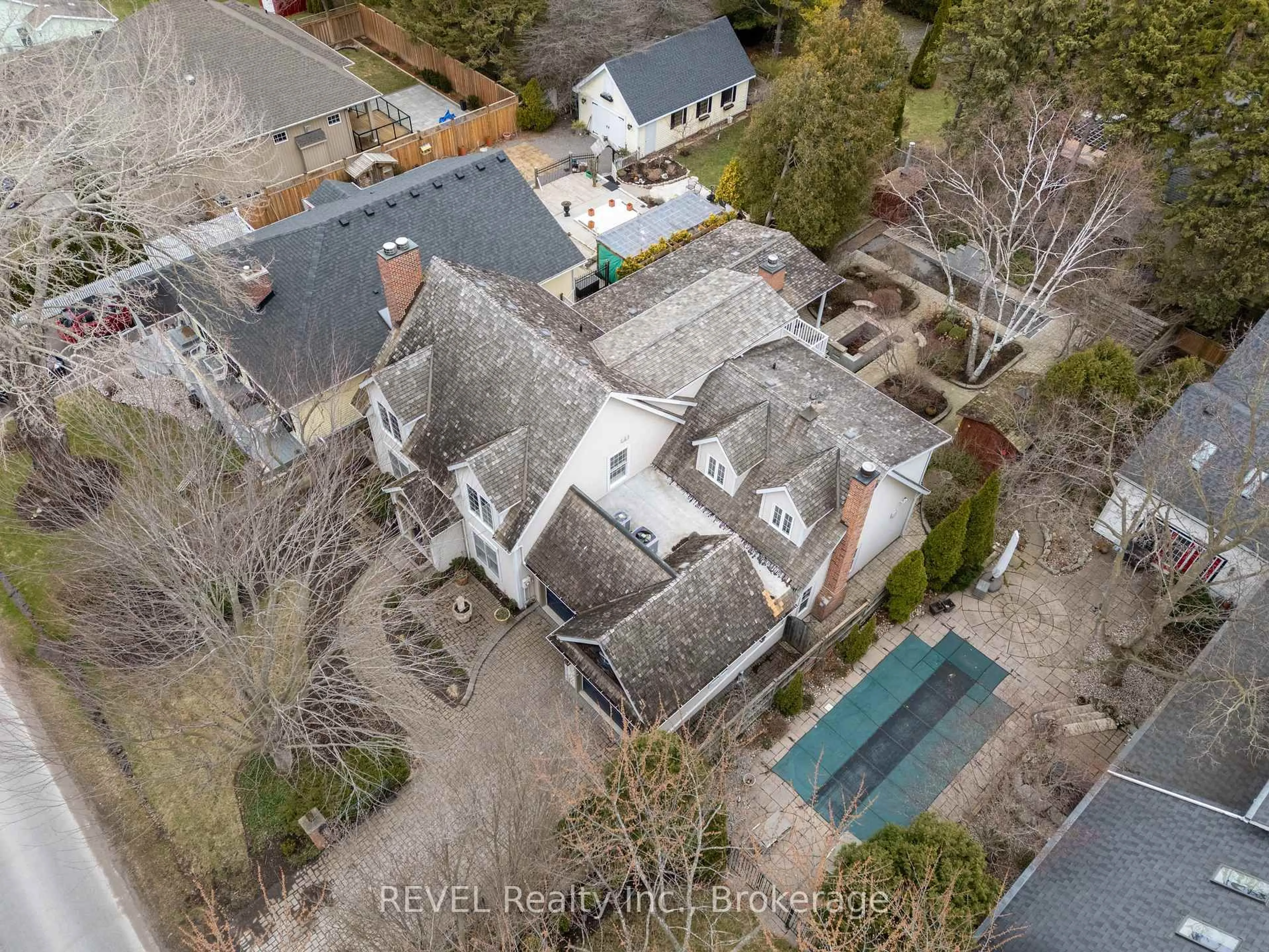 A pic from outside/outdoor area/front of a property/back of a property/a pic from drone, street for 209 JOHN St, Niagara-on-the-Lake Ontario L0S 1J0