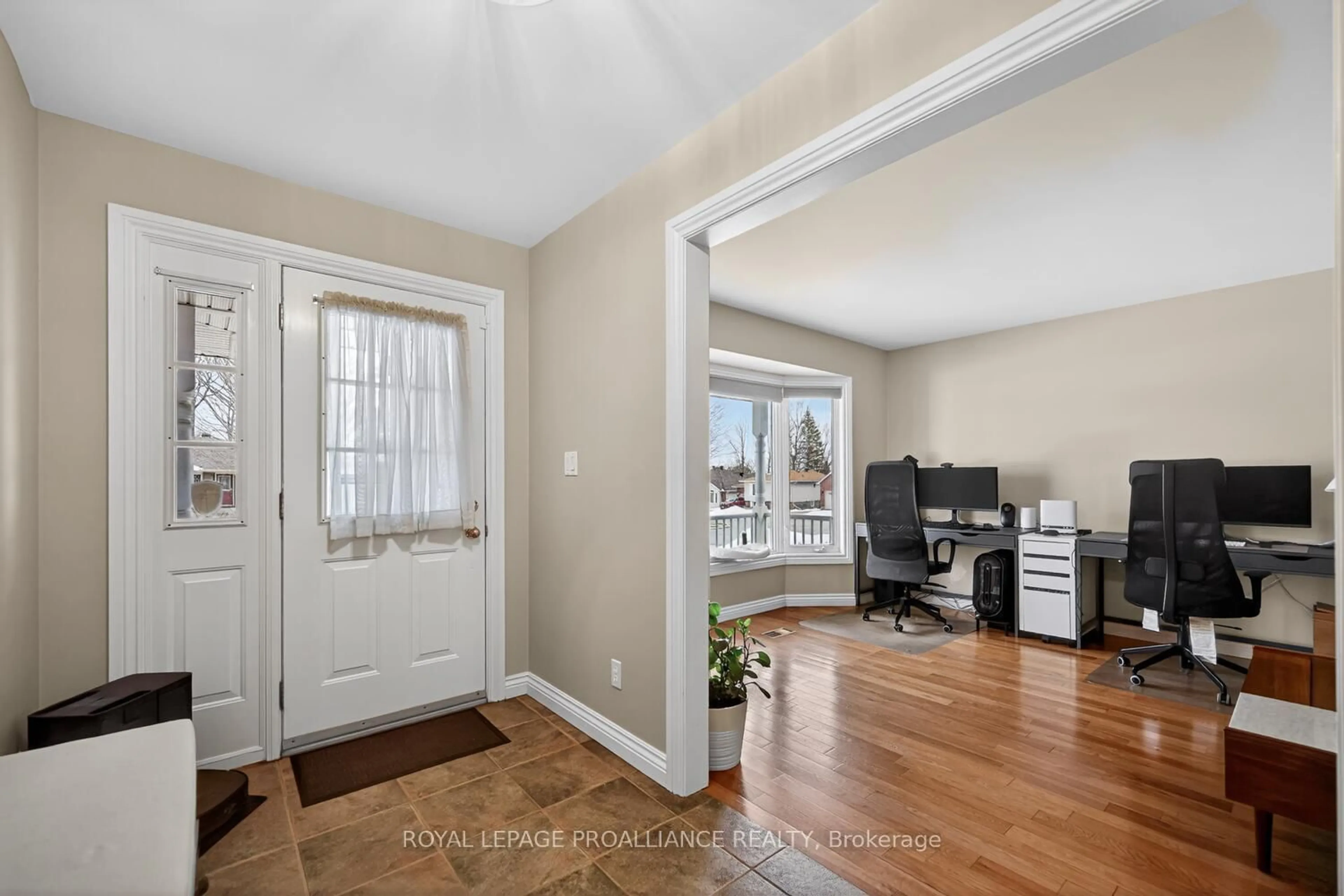 Indoor entryway for 1002 Montrose St, Brockville Ontario K6V 7E9