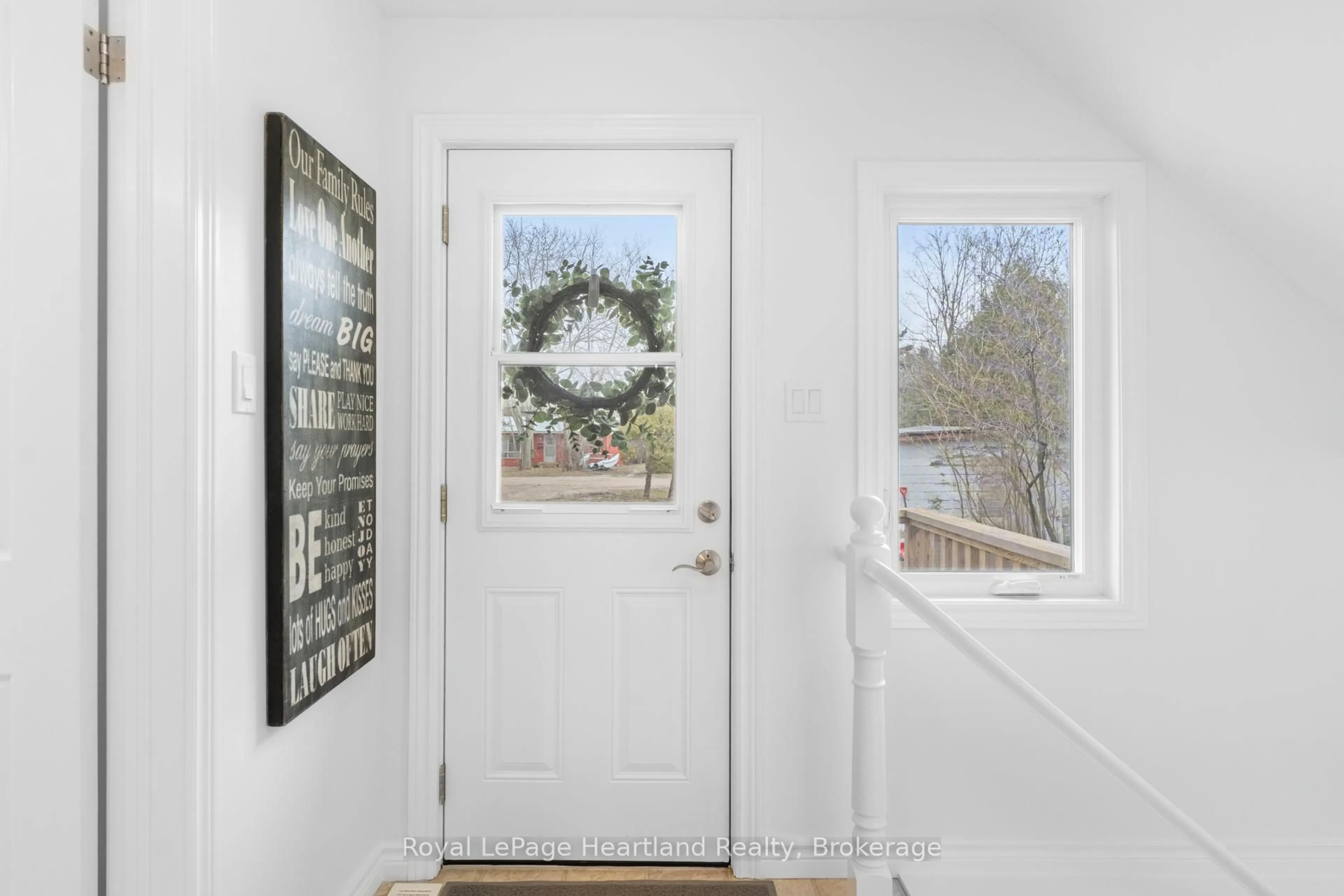 Indoor entryway for 75587 Elliot St, Bluewater Ontario N0M 1G0