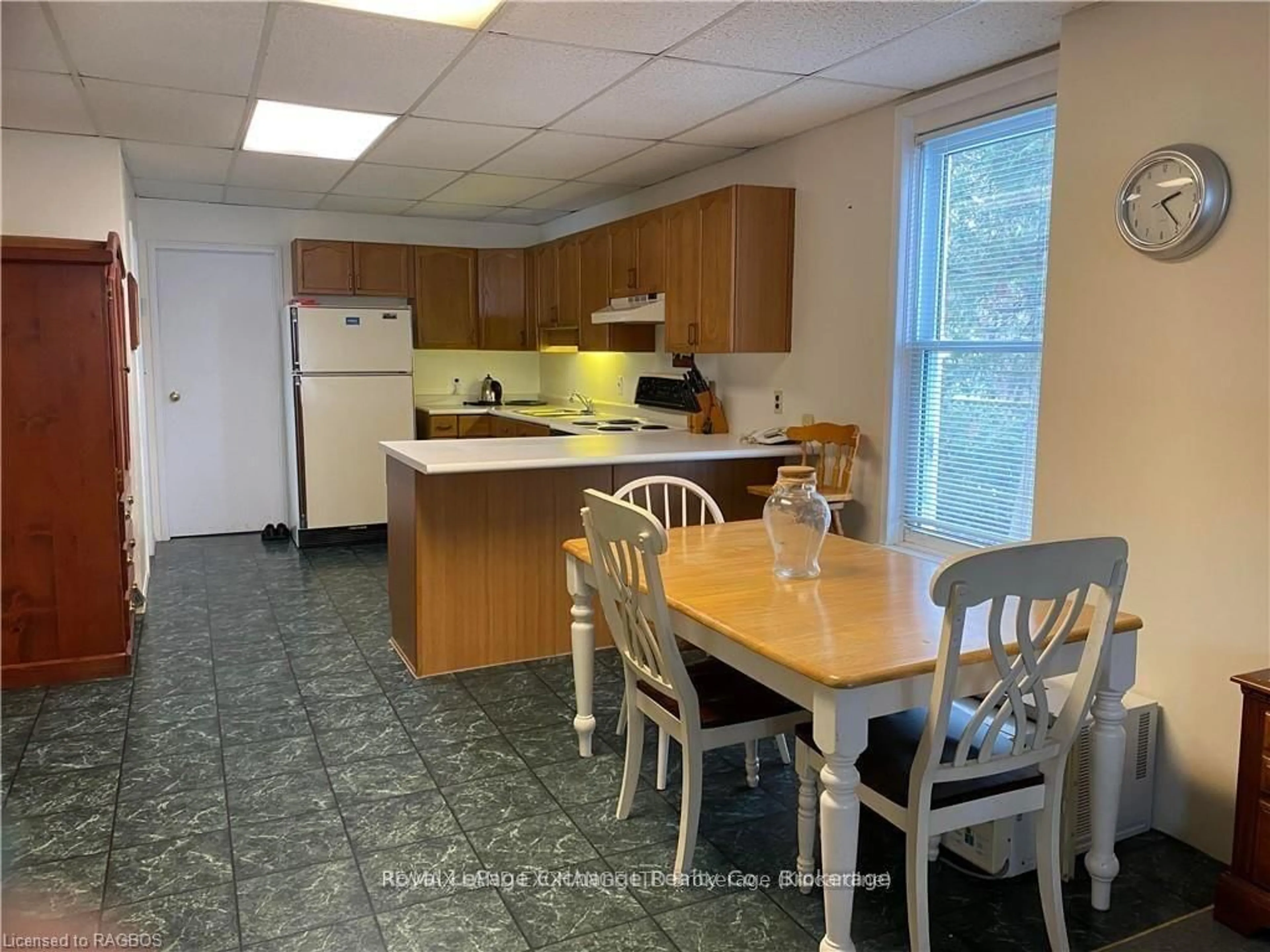 Standard kitchen, ceramic/tile floor for 247 Broadway St, Kincardine Ontario N2Z 2X9