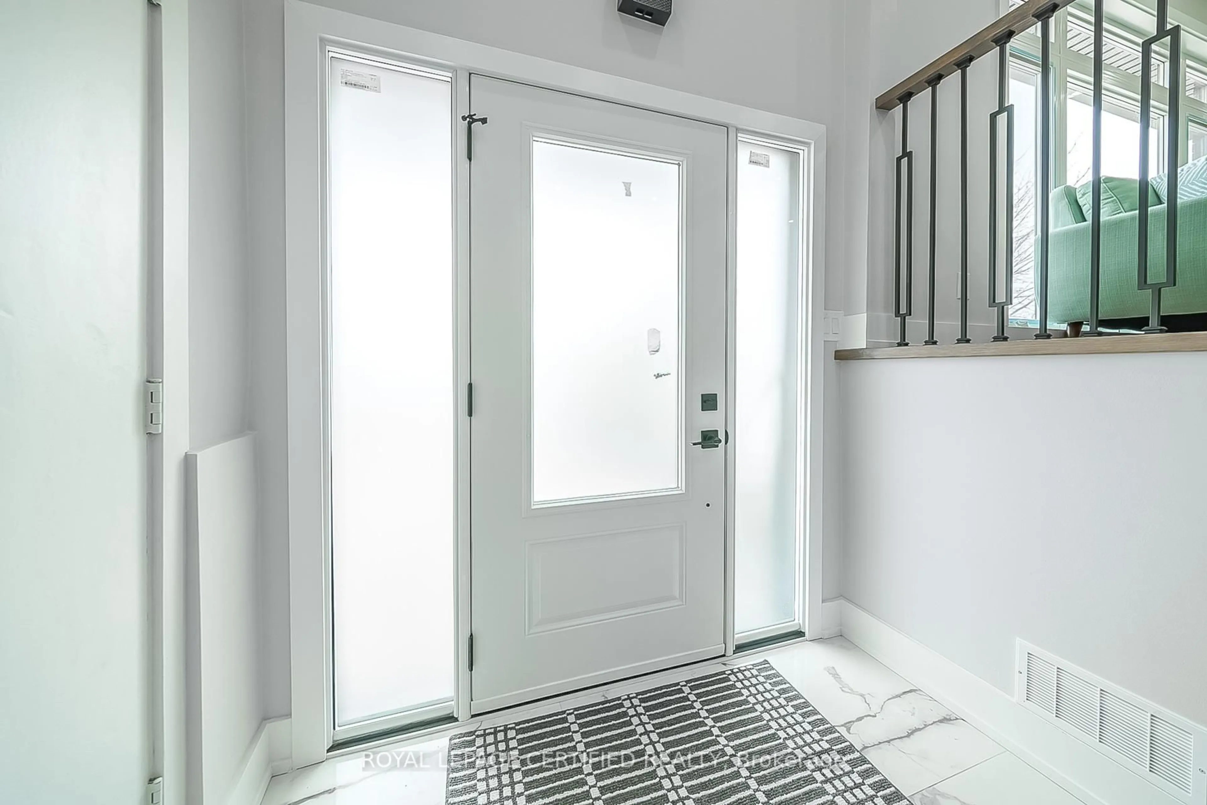 Indoor entryway for 178 Marcella Cres, Hamilton Ontario L8K 6G3
