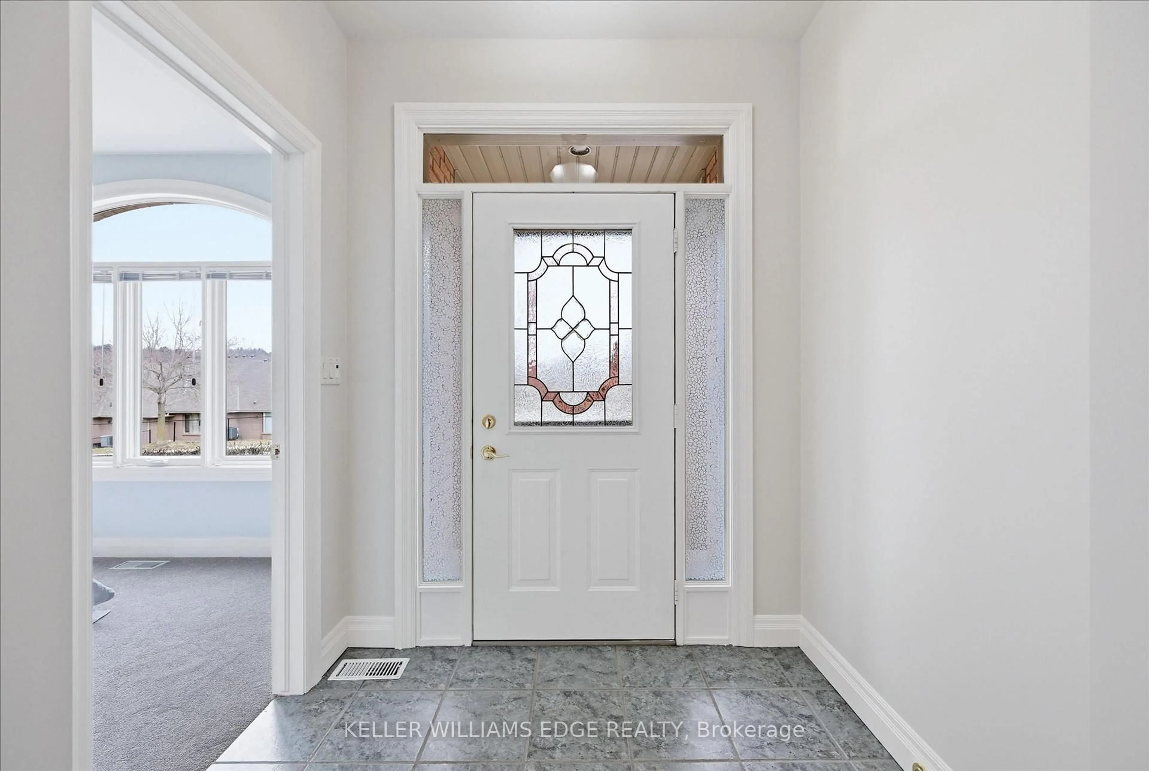 Indoor entryway for 28 Wainwright Blvd, Hamilton Ontario L9H 7N5