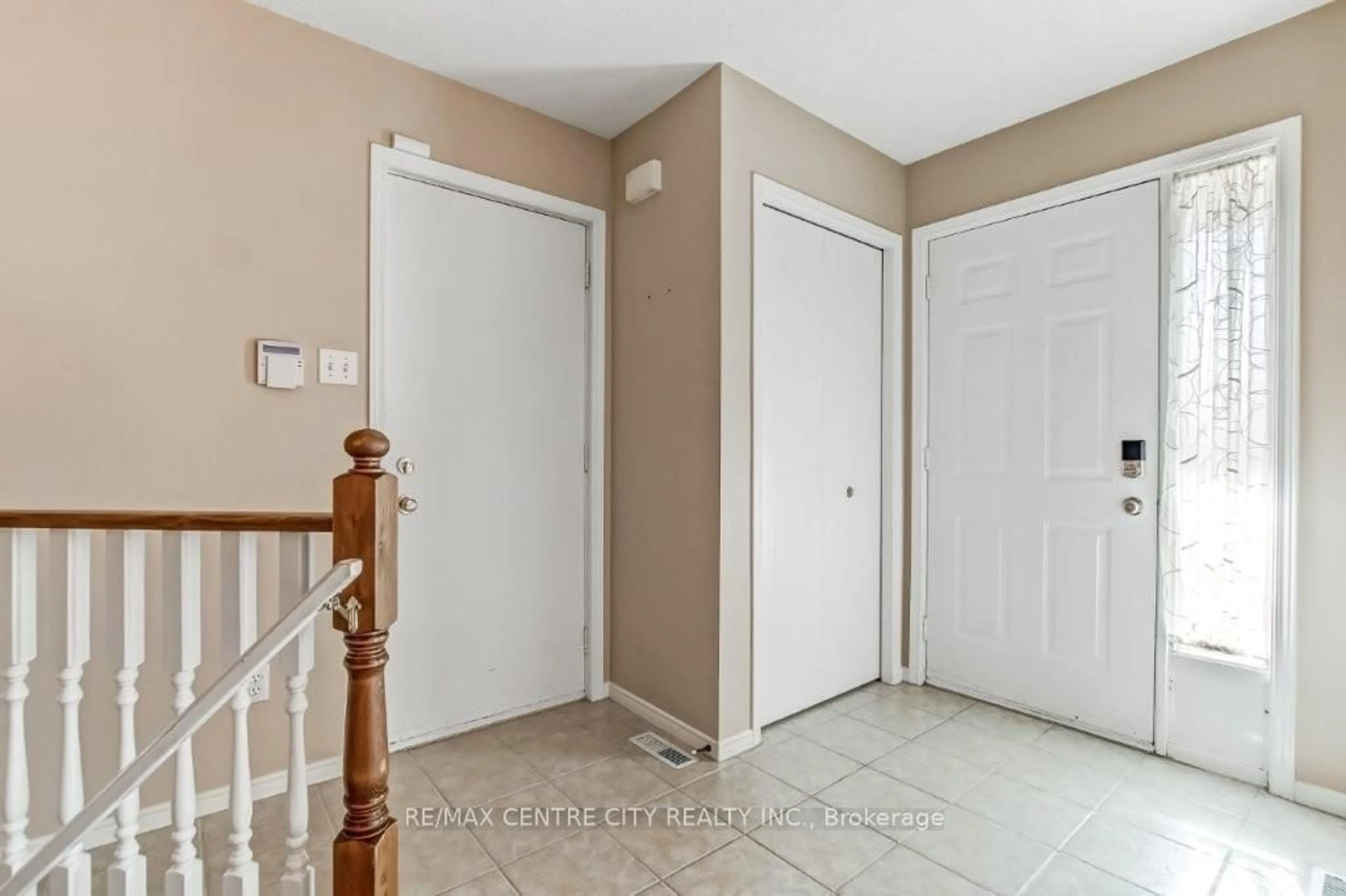 Indoor entryway for 99 Edgevalley Rd #46, London East Ontario N5Y 5N1