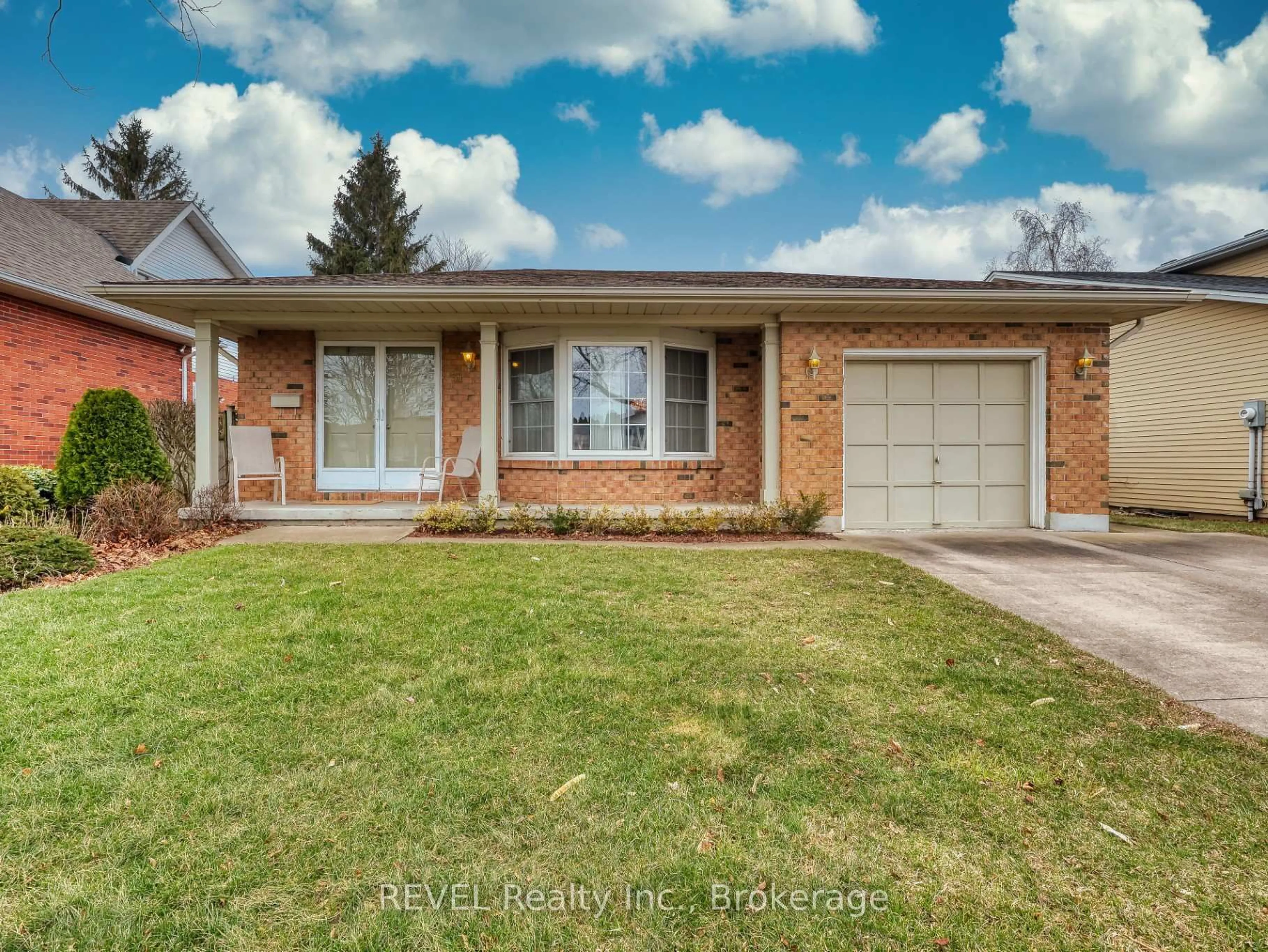 Home with brick exterior material, street for 31 Cole Farm Blvd, St. Catharines Ontario L2N 7E2