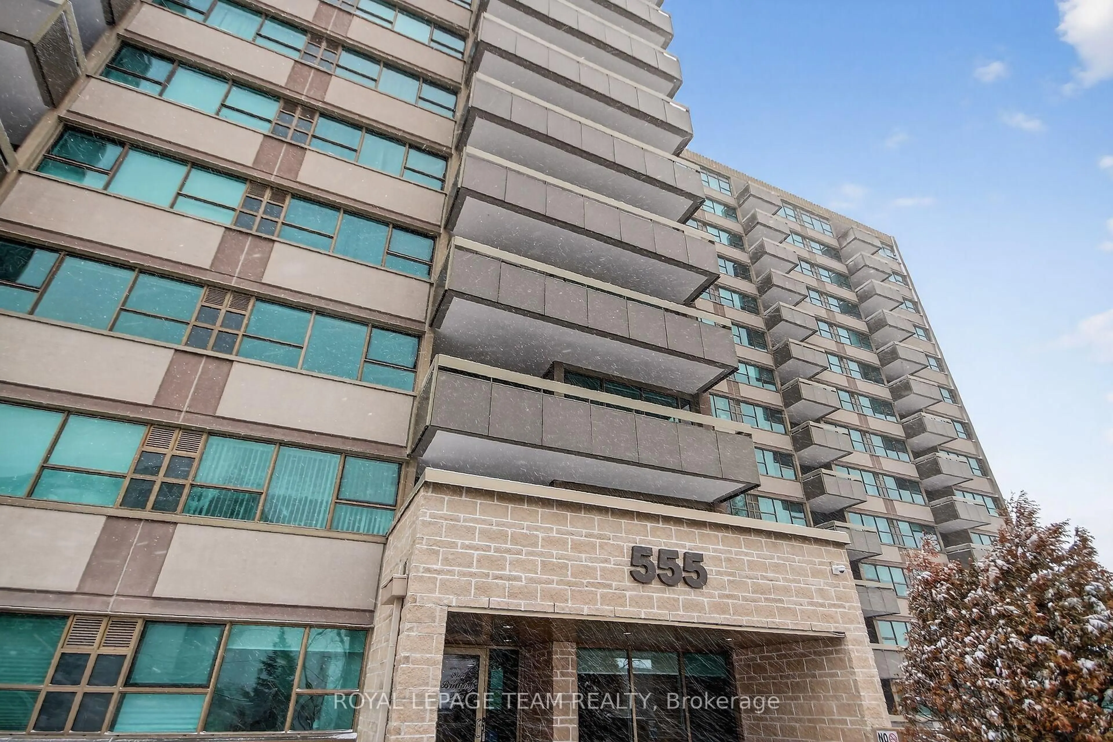 Indoor foyer for 555 Brittany Dr #606, Ottawa Ontario K1K 4C5