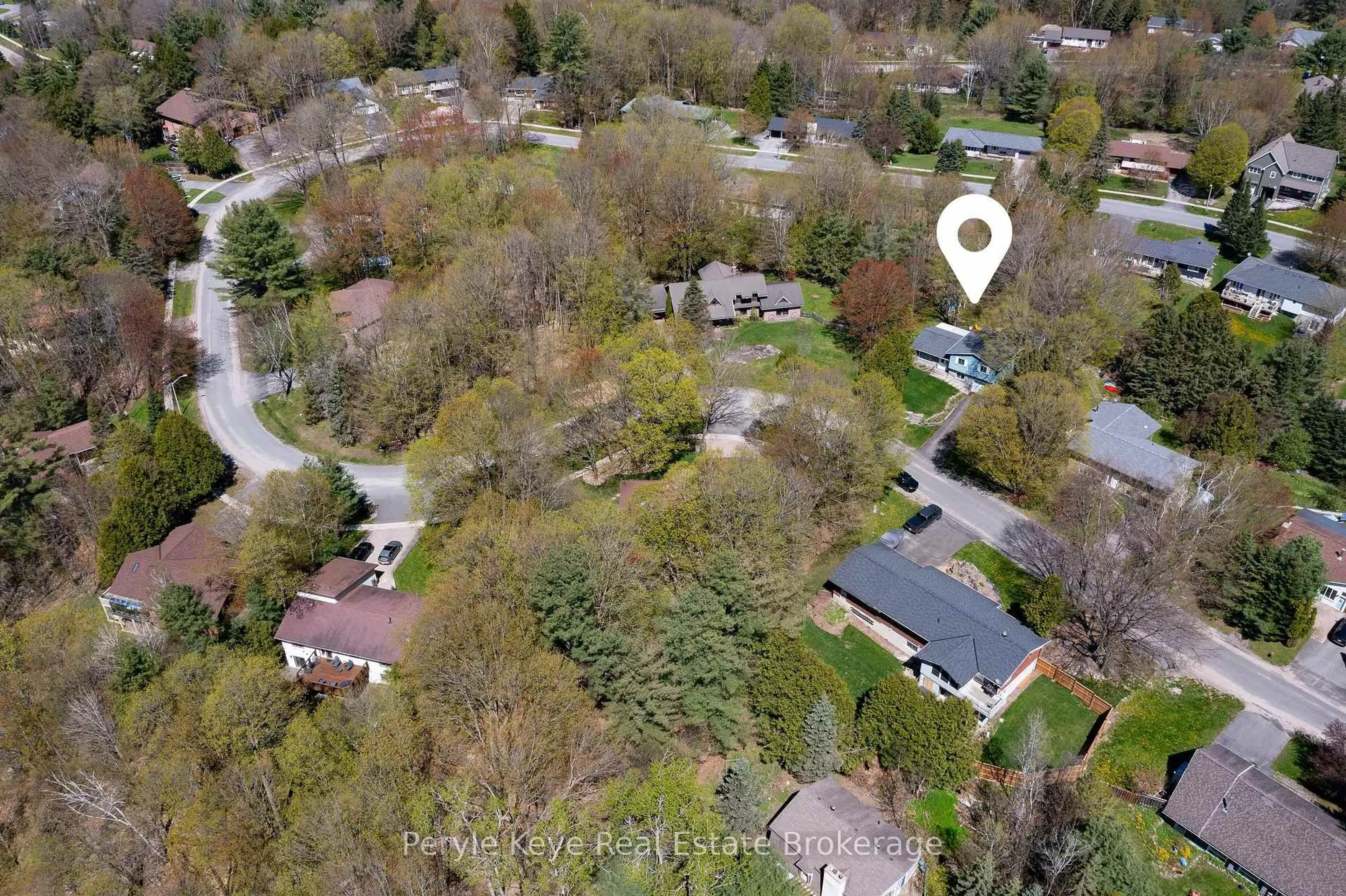 A pic from outside/outdoor area/front of a property/back of a property/a pic from drone, street for 26 Westvale Dr, Bracebridge Ontario P1L 1B5