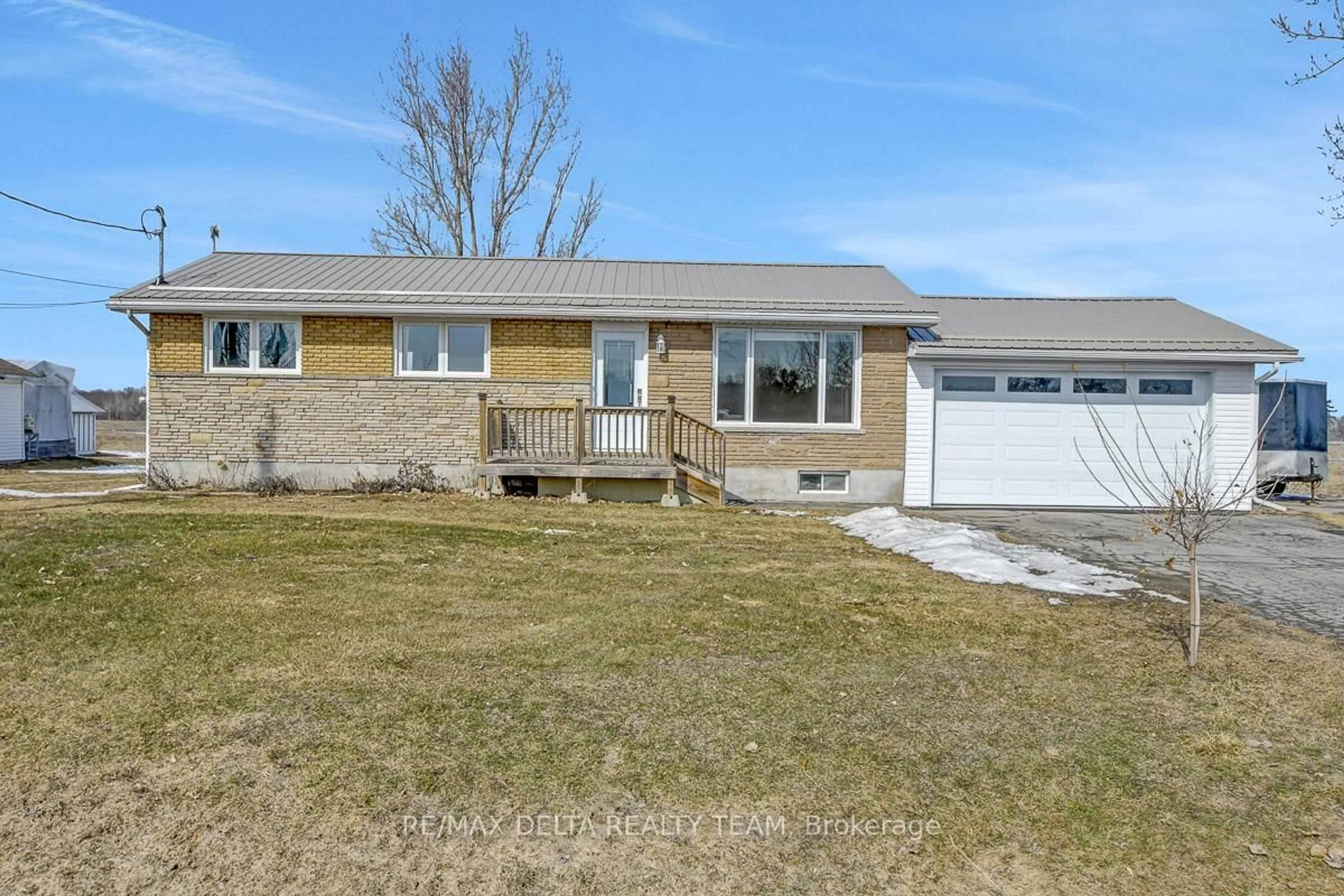 A pic from outside/outdoor area/front of a property/back of a property/a pic from drone, street for 6591 Russell Rd, Carlsbad Springs Ontario K0A 1K0
