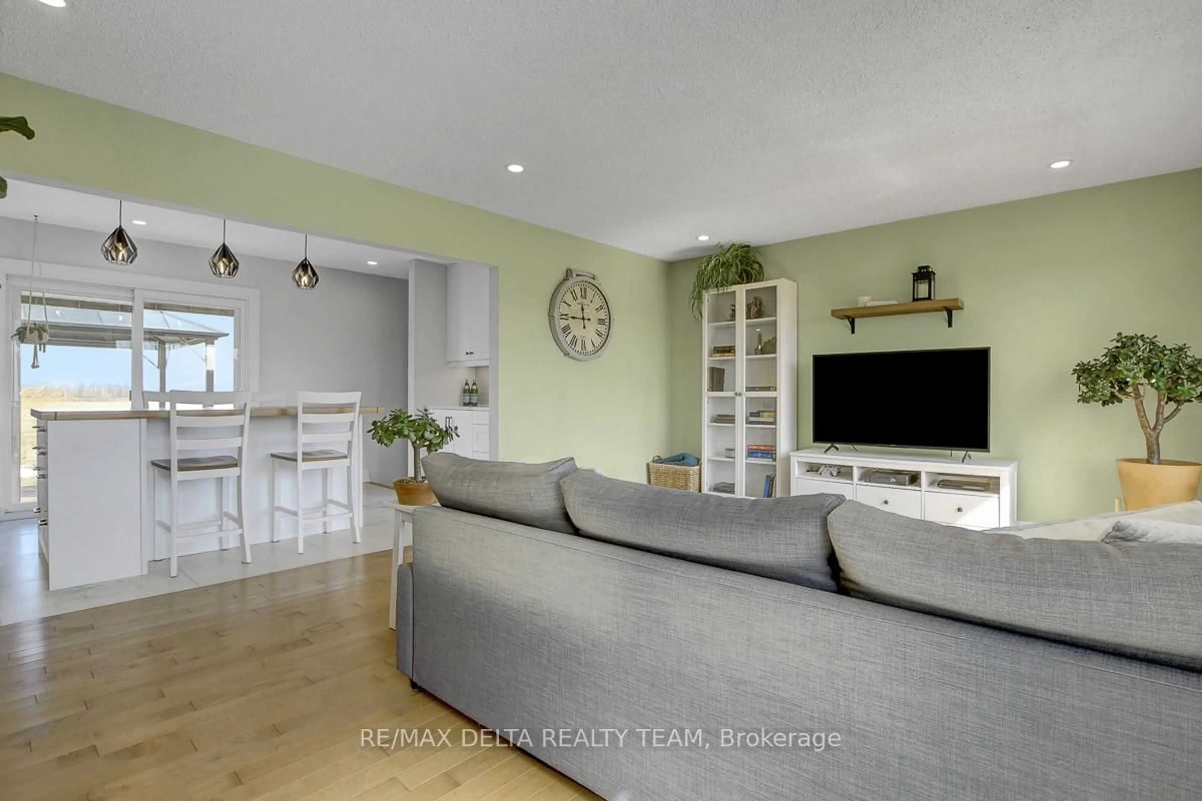 Living room with furniture, unknown for 6591 Russell Rd, Carlsbad Springs Ontario K0A 1K0