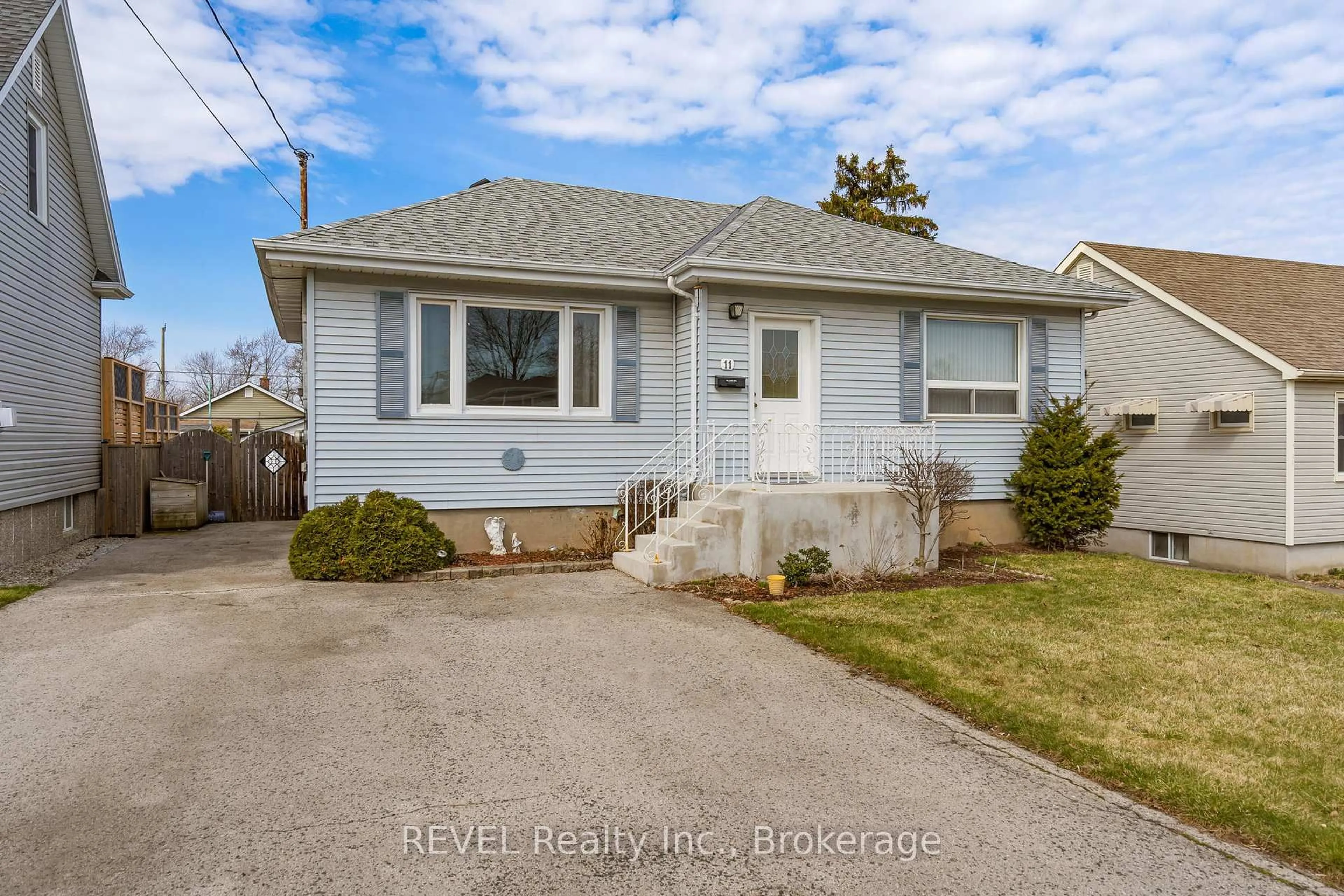 Home with vinyl exterior material, street for 11 Melrose Ave, St. Catharines Ontario L2P 2E3