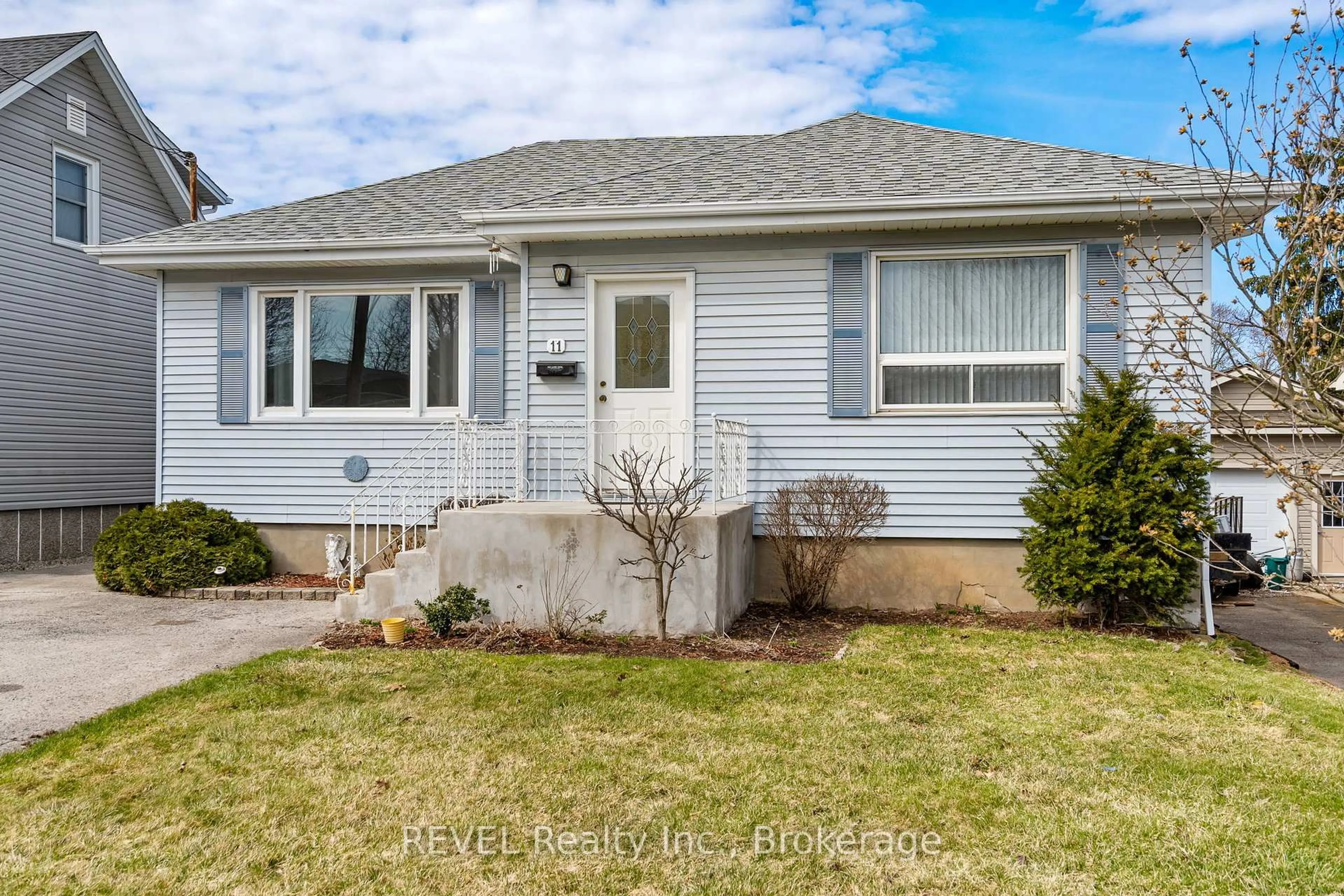 Home with vinyl exterior material, street for 11 Melrose Ave, St. Catharines Ontario L2P 2E3