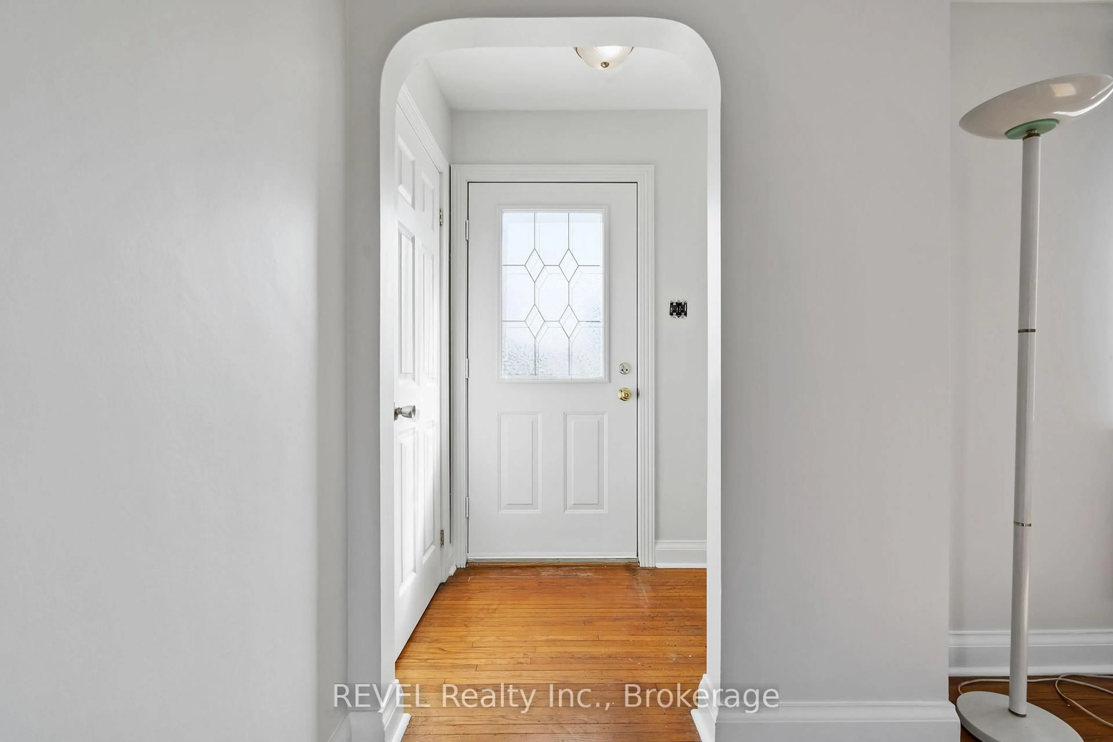 Indoor entryway for 11 Melrose Ave, St. Catharines Ontario L2P 2E3