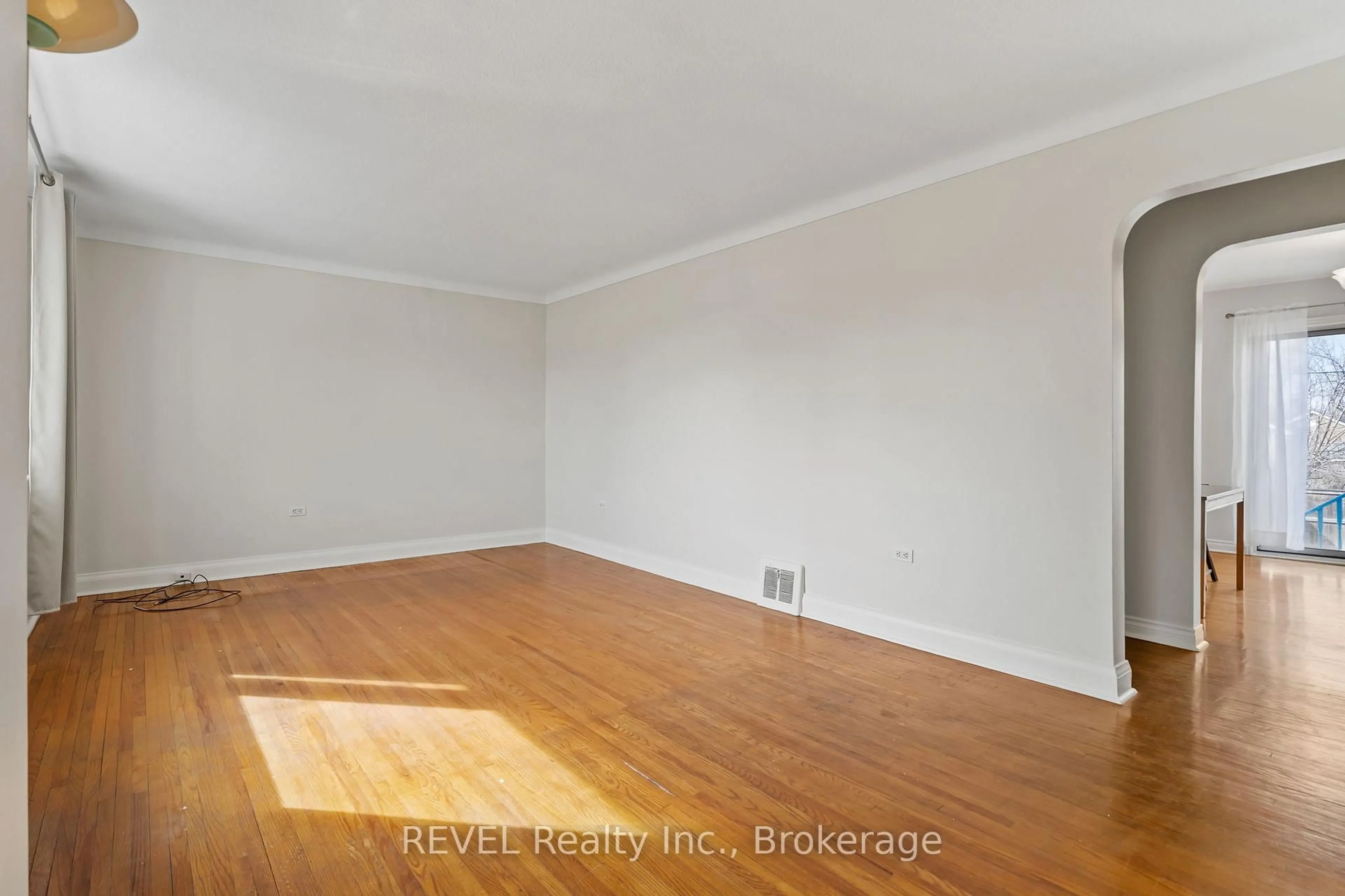 A pic of a room for 11 Melrose Ave, St. Catharines Ontario L2P 2E3