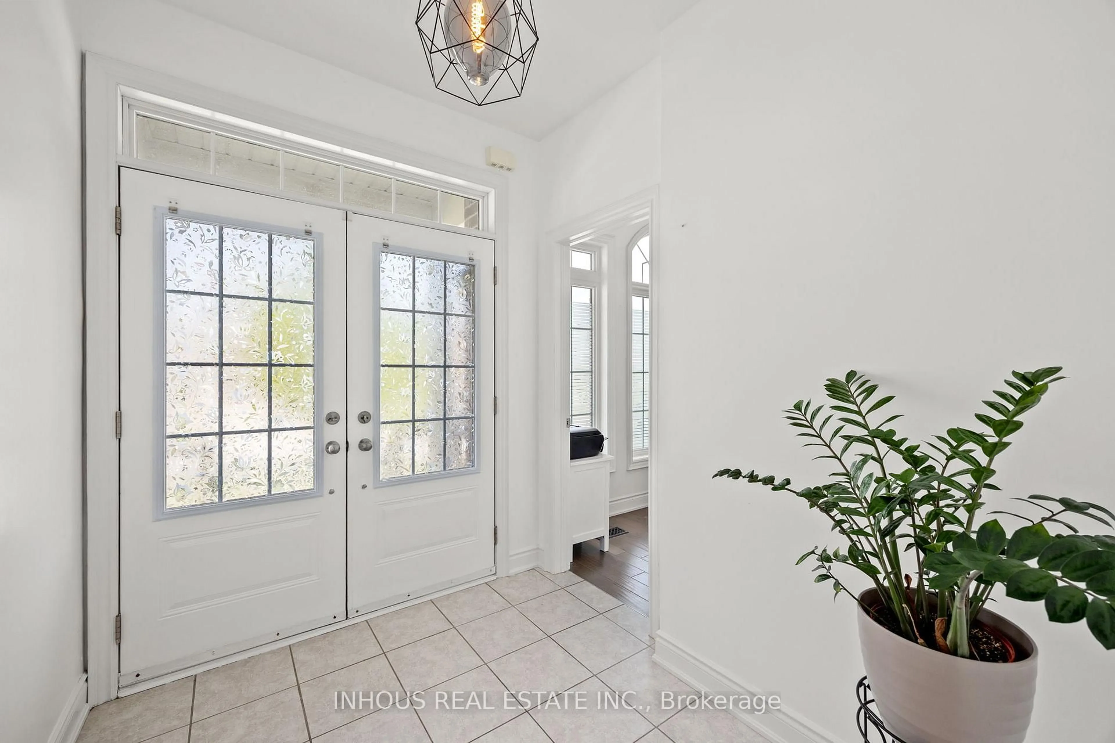 Indoor entryway for 105 Johnson Dr, Shelburne Ontario L9V 3V9