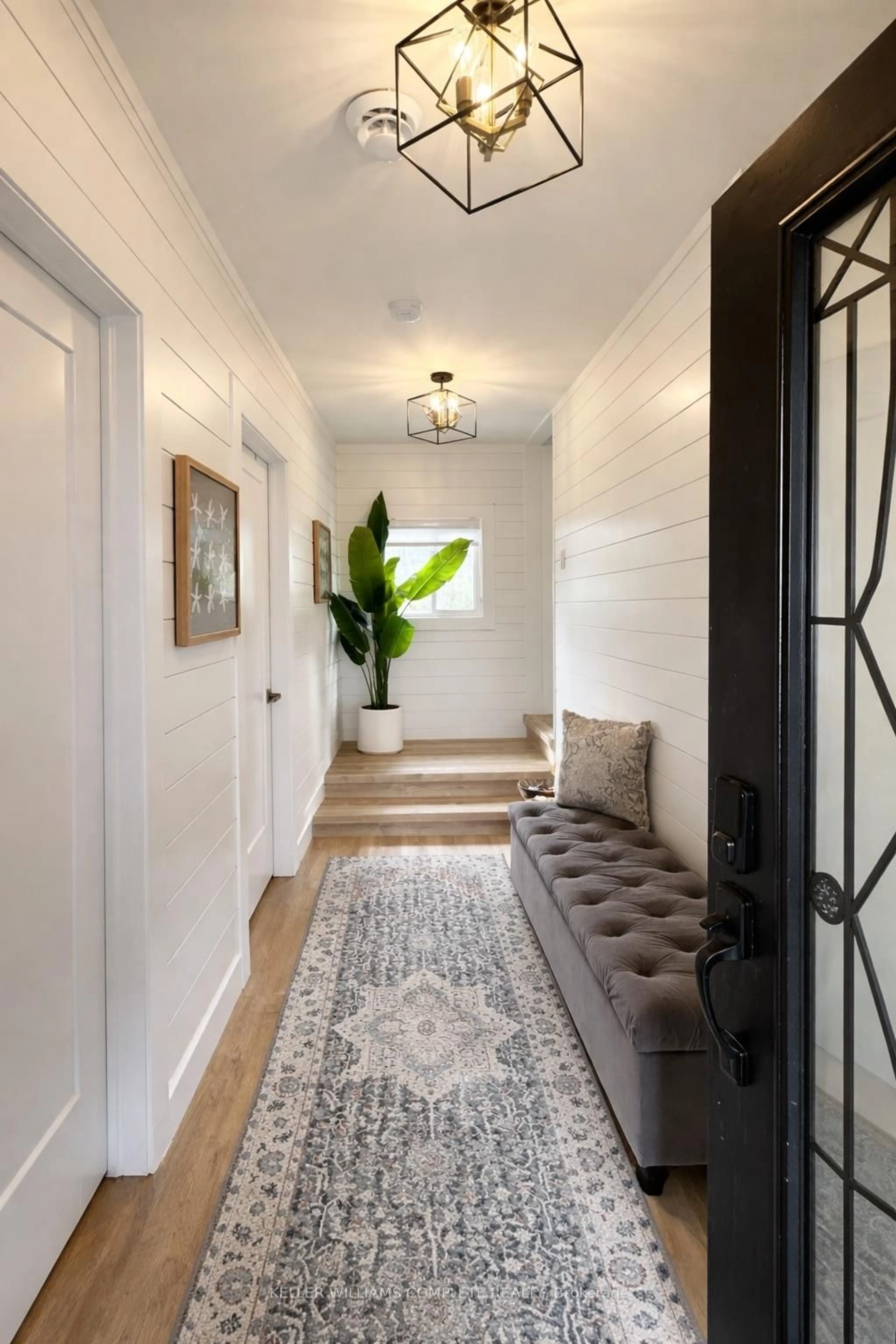 Indoor entryway for 2525 Vimy Rd, Port Colborne Ontario L3K 5V3