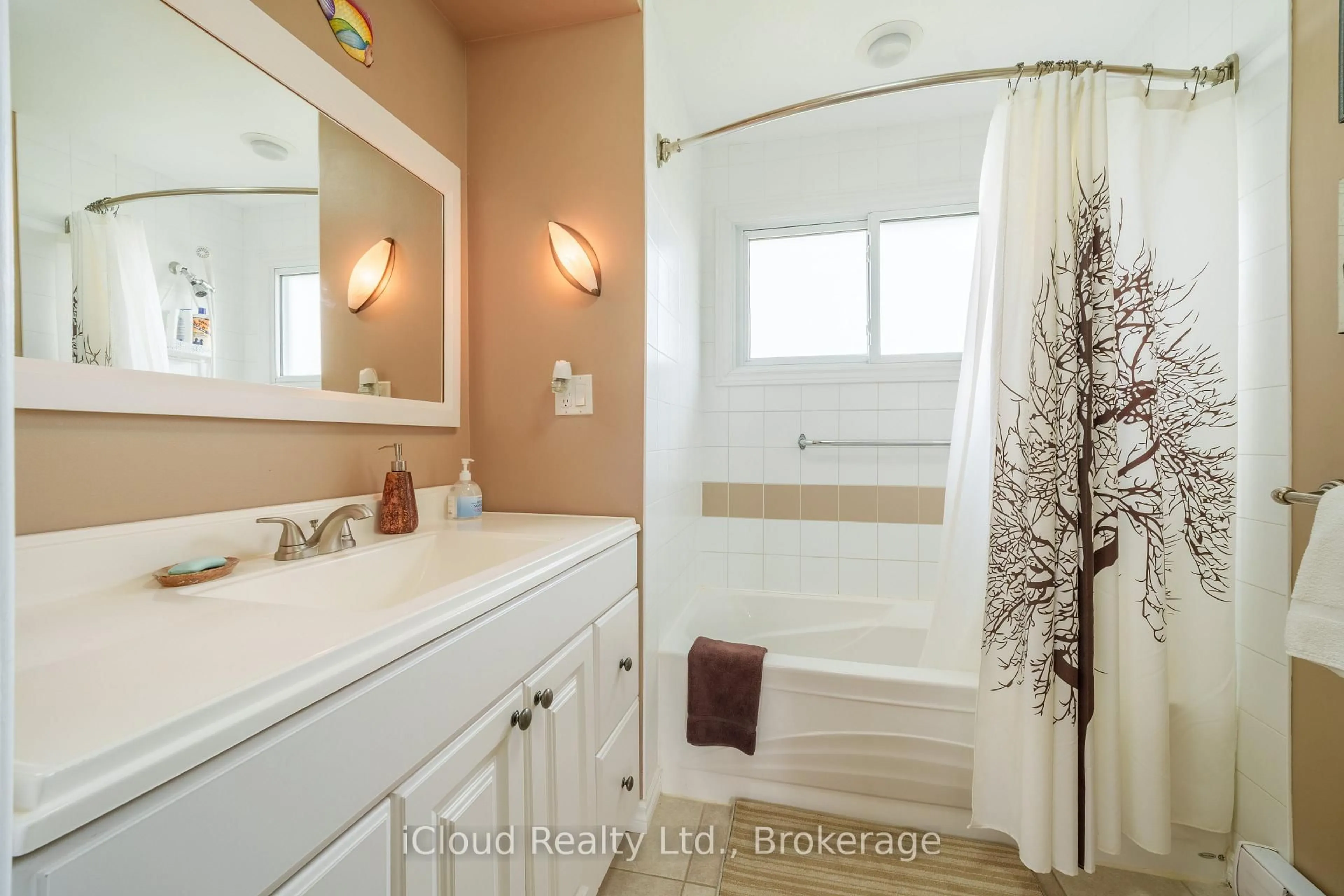 Standard bathroom, ceramic/tile floor for 4099 Niagara Pkwy, Fort Erie Ontario L0S 1S0