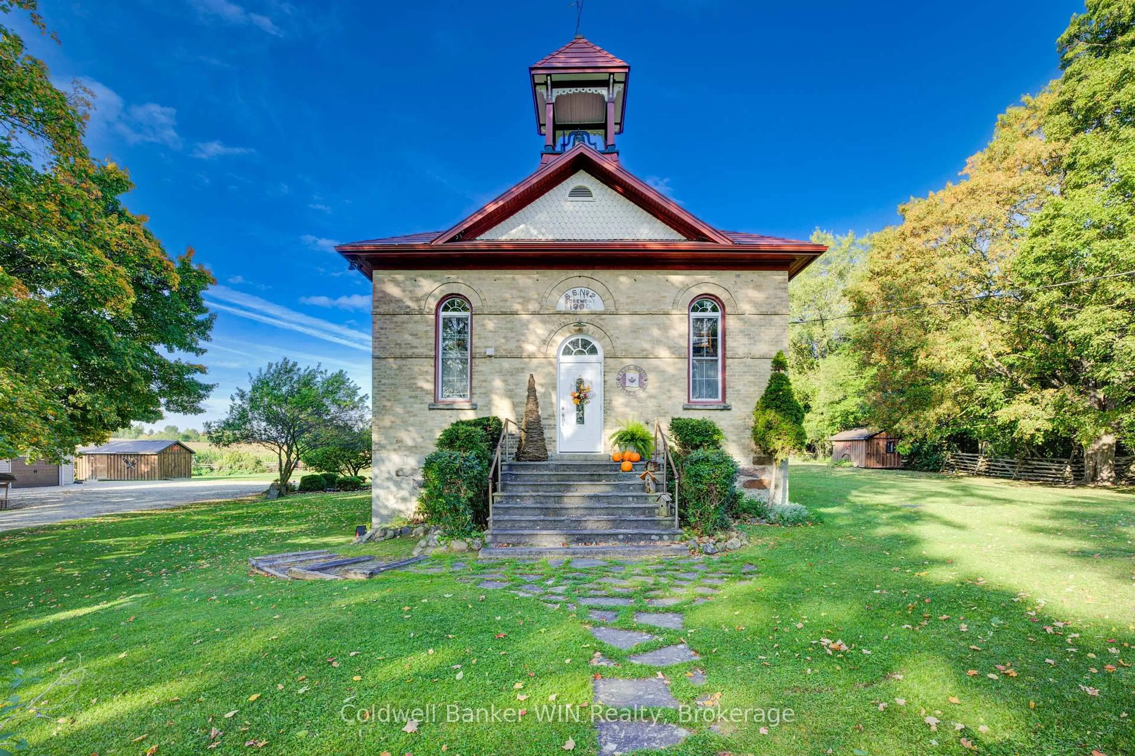 Indoor foyer for 392774 Southgate 39 Sdrd, Southgate Ontario N0G 1R0