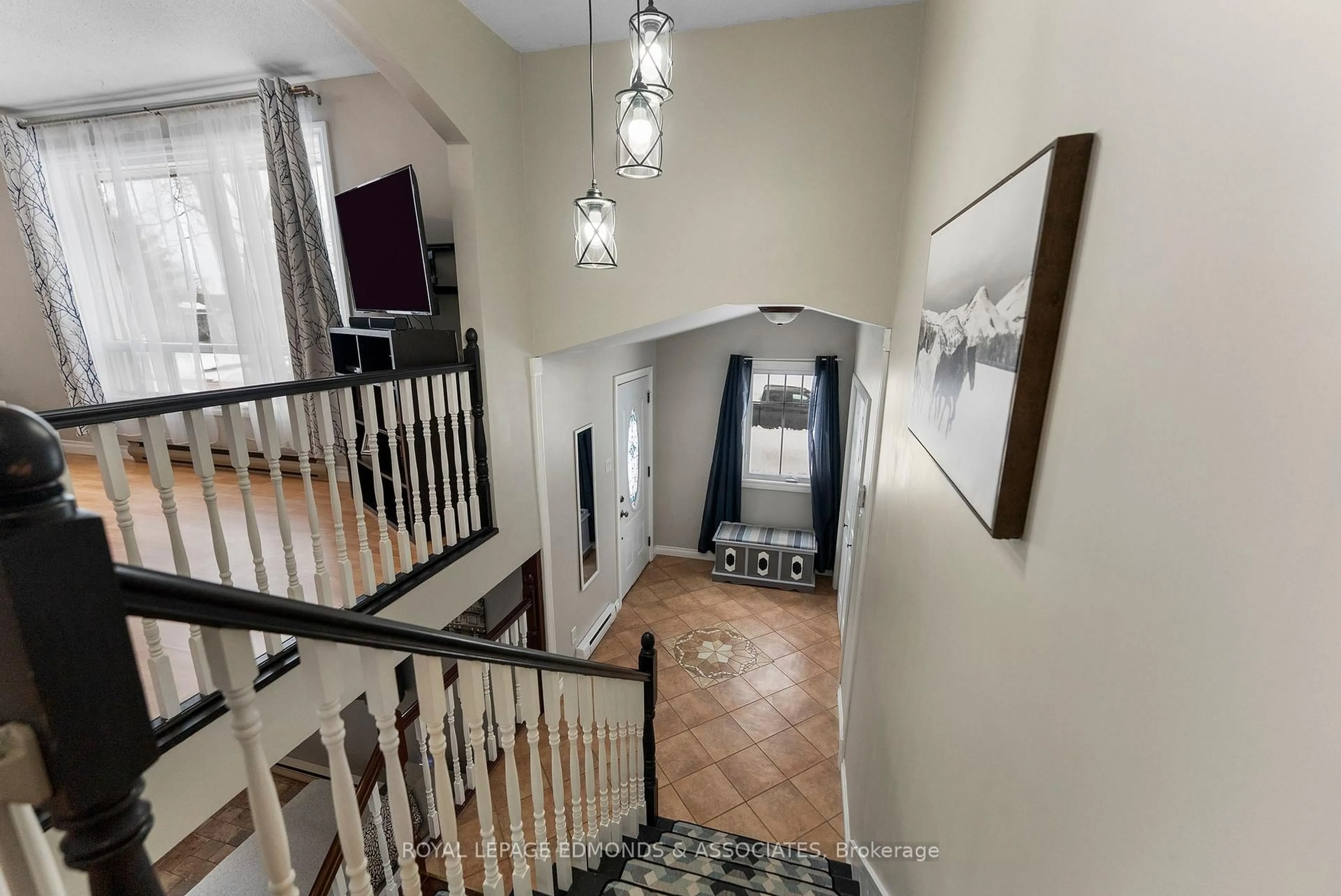 Indoor foyer for 95 Spruce St, Petawawa Ontario K8H 3H7