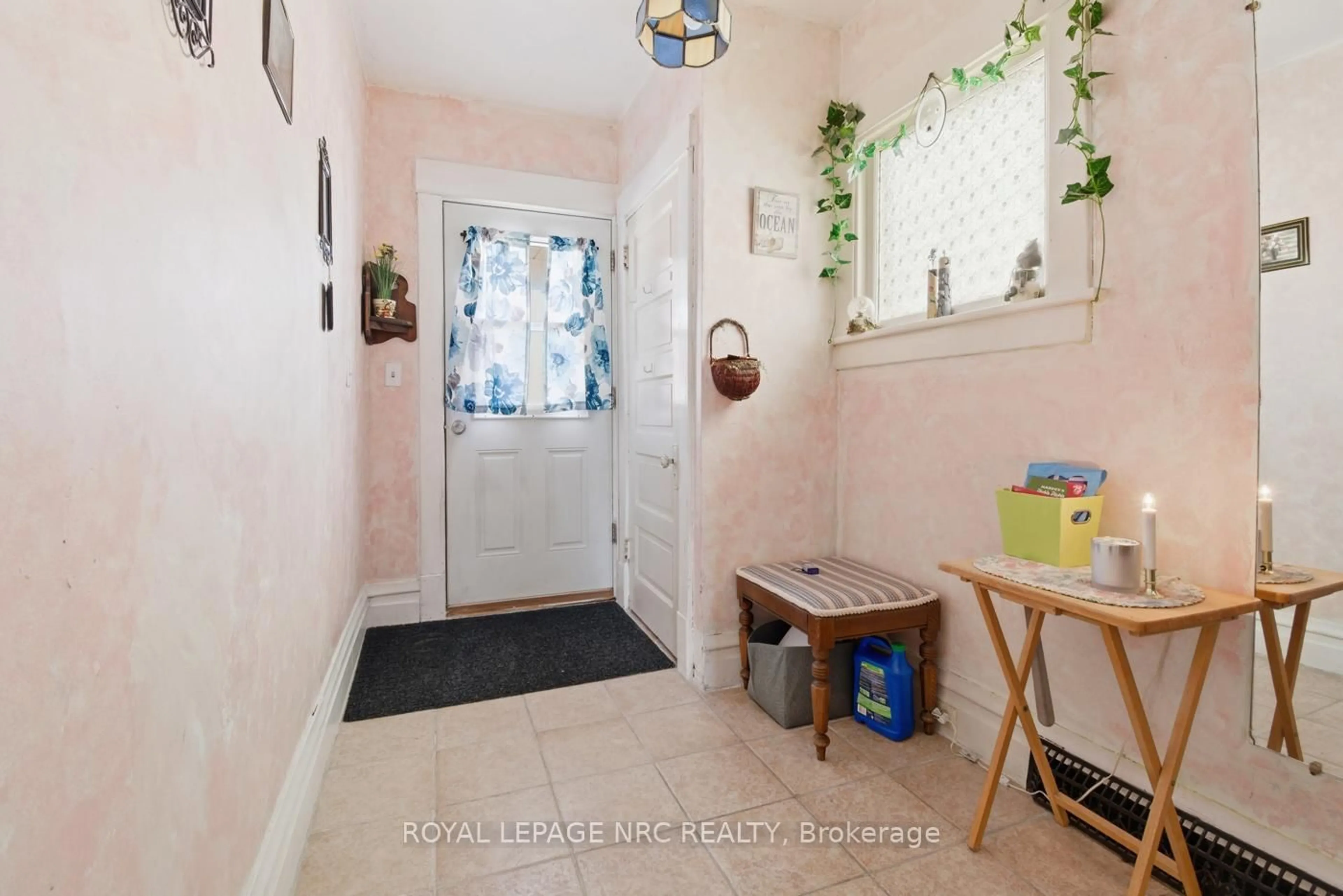 Indoor entryway for 4634 Armoury St, Niagara Falls Ontario L2E 1S6