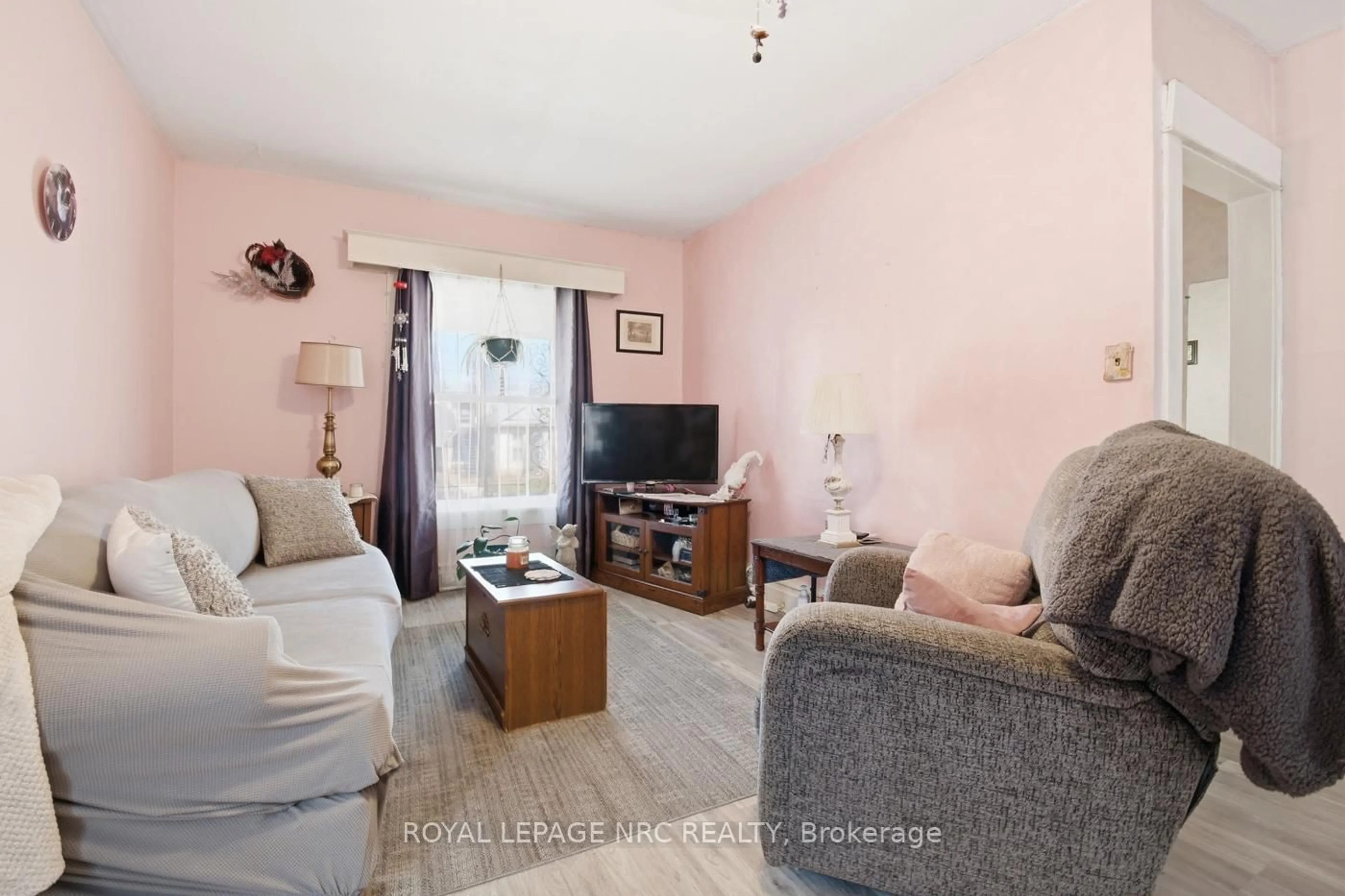 Living room with furniture, unknown for 4634 Armoury St, Niagara Falls Ontario L2E 1S6