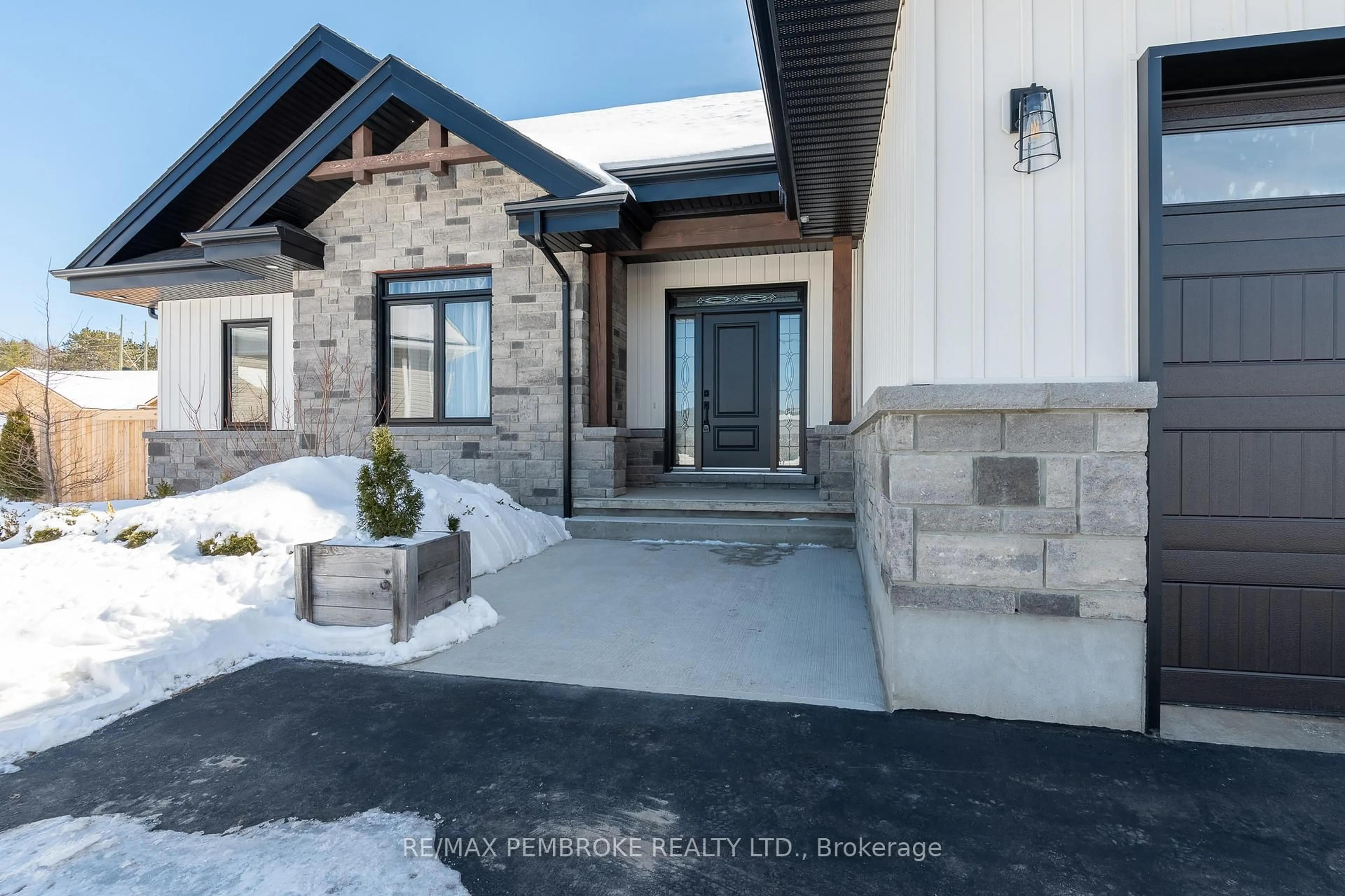 Indoor entryway for 131 Chad St, Petawawa Ontario K8H 0G9