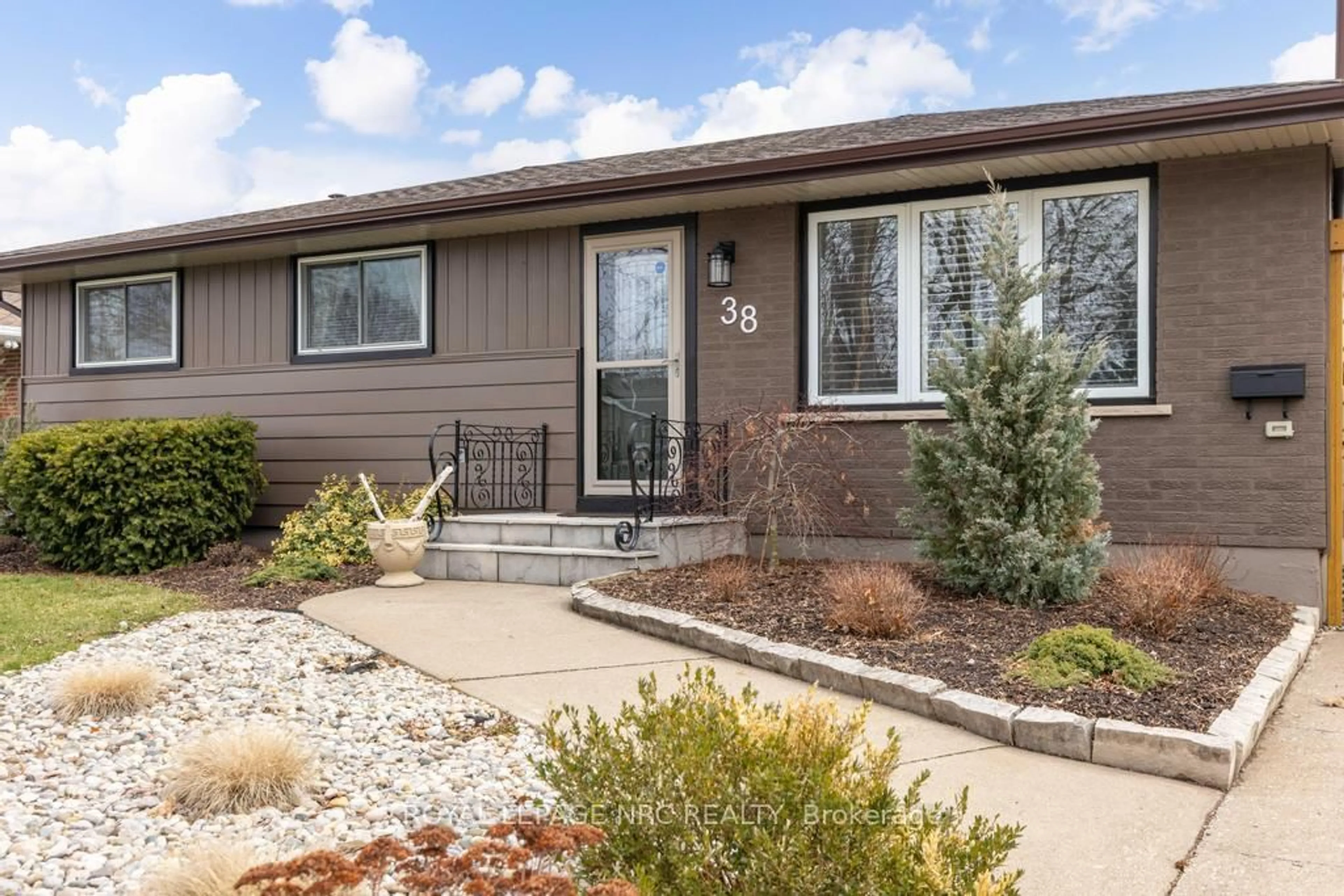 Home with vinyl exterior material, street for 38 Lanark Cres, St. Catharines Ontario L2M 6C9