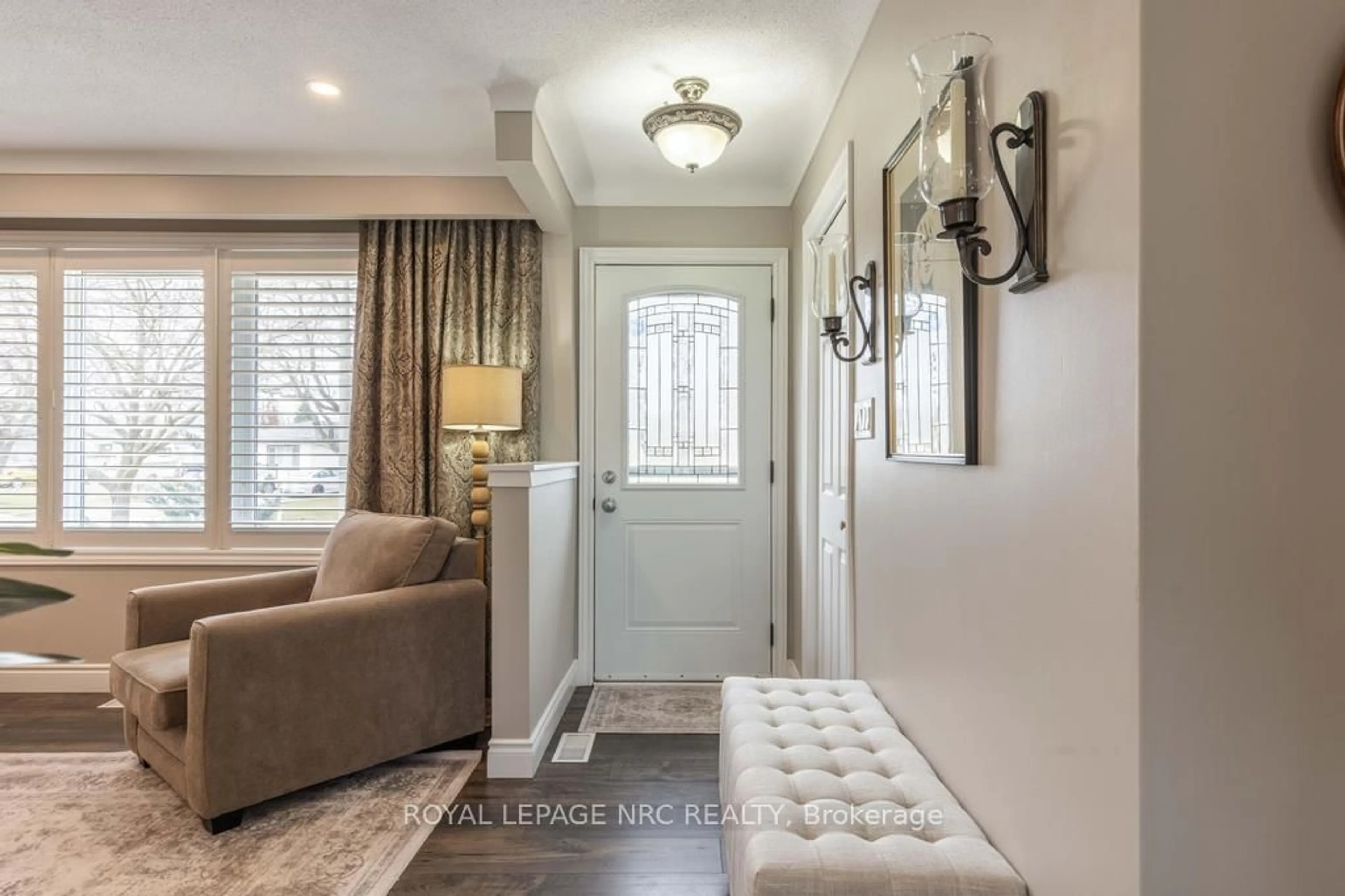 Indoor entryway for 38 Lanark Cres, St. Catharines Ontario L2M 6C9