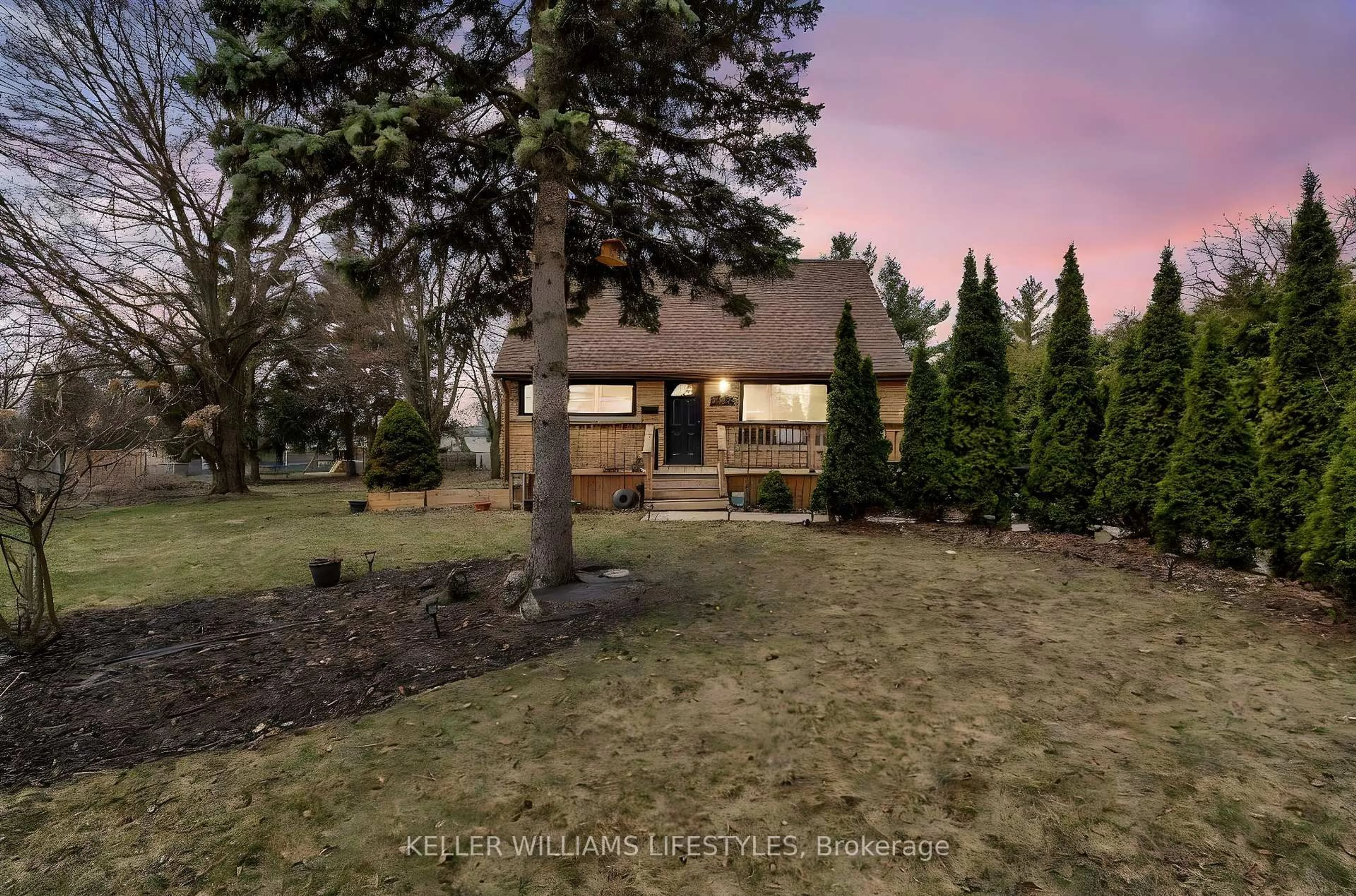 A pic from outside/outdoor area/front of a property/back of a property/a pic from drone, street for 943 Dearness Dr, London South Ontario N6E 1N6