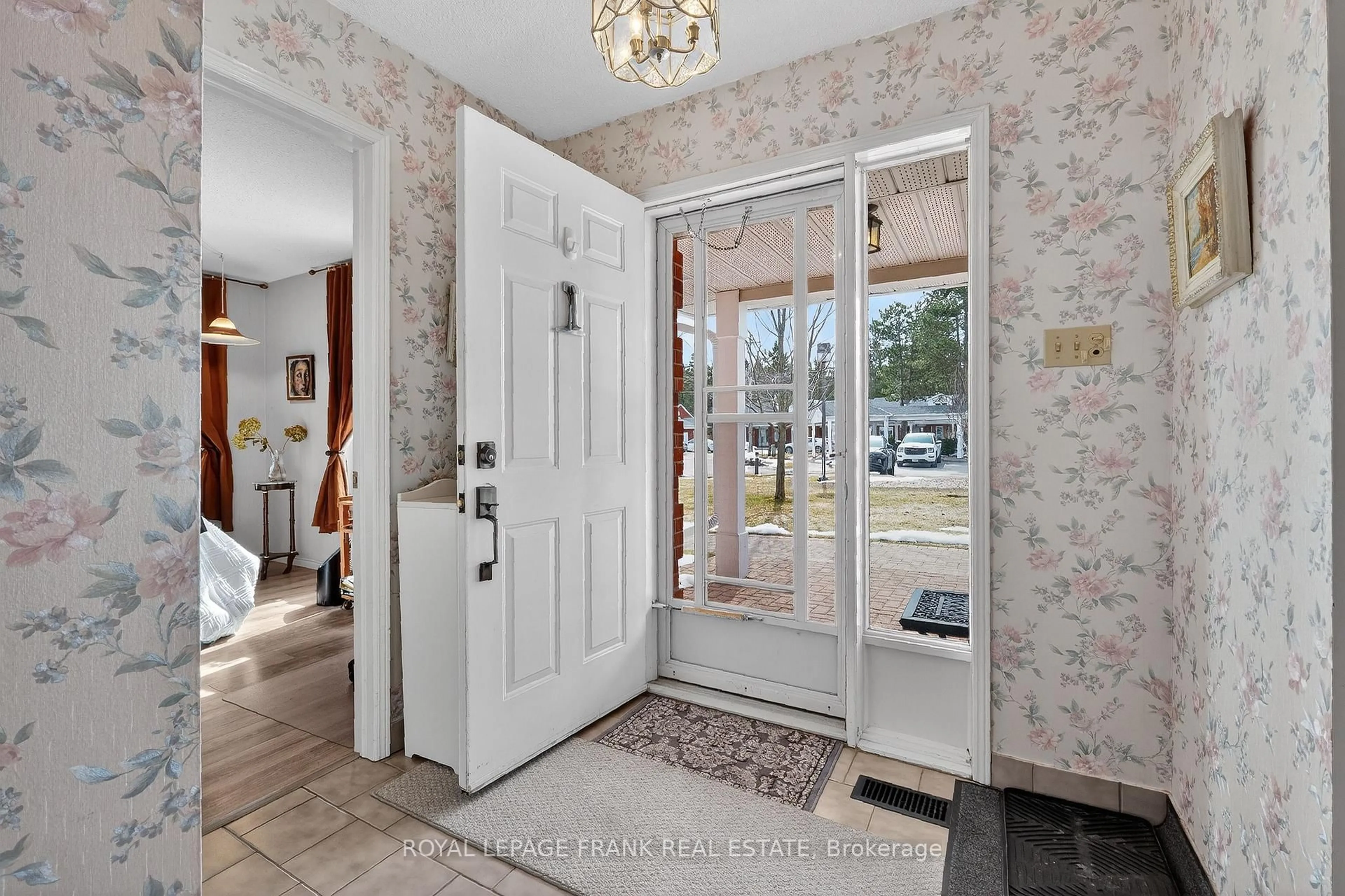 Indoor entryway for 5 Heritage Way #24, Kawartha Lakes Ontario K9V 5Y8