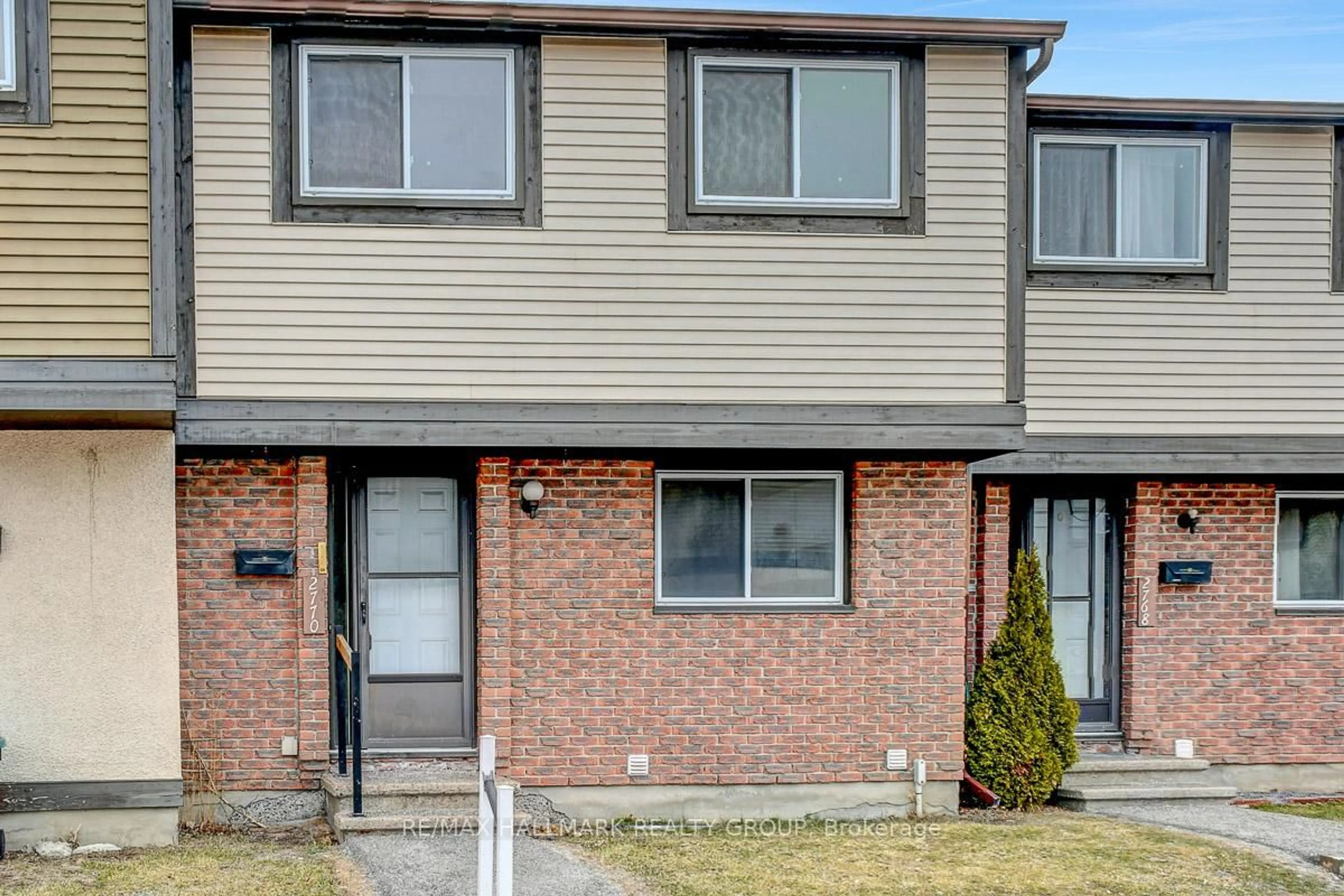 Home with vinyl exterior material, street for 2770 Pimlico Cres #82, Ottawa Ontario K1T 2A8