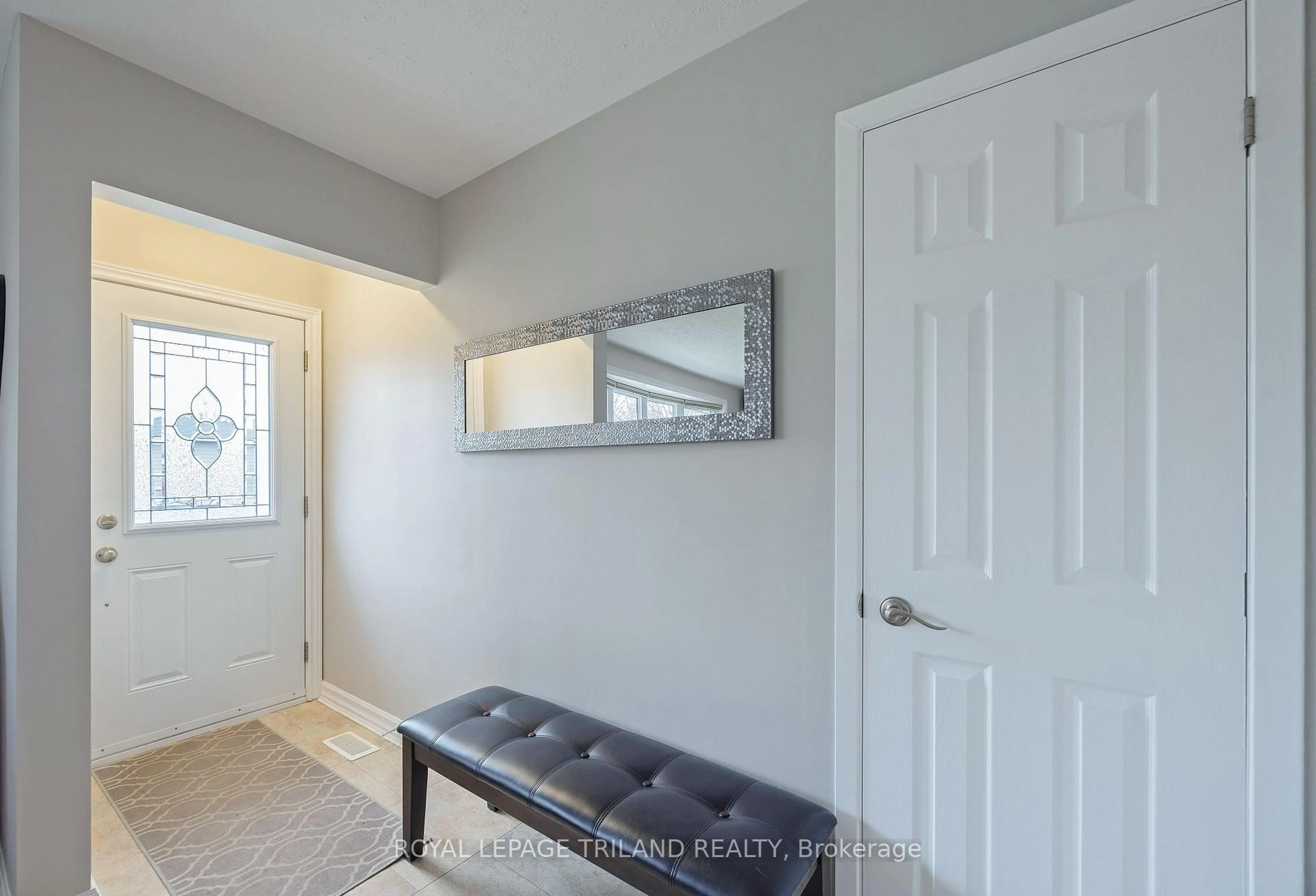 Indoor entryway for 59 Lawrence Ave, St. Thomas Ontario N5R 4Y7