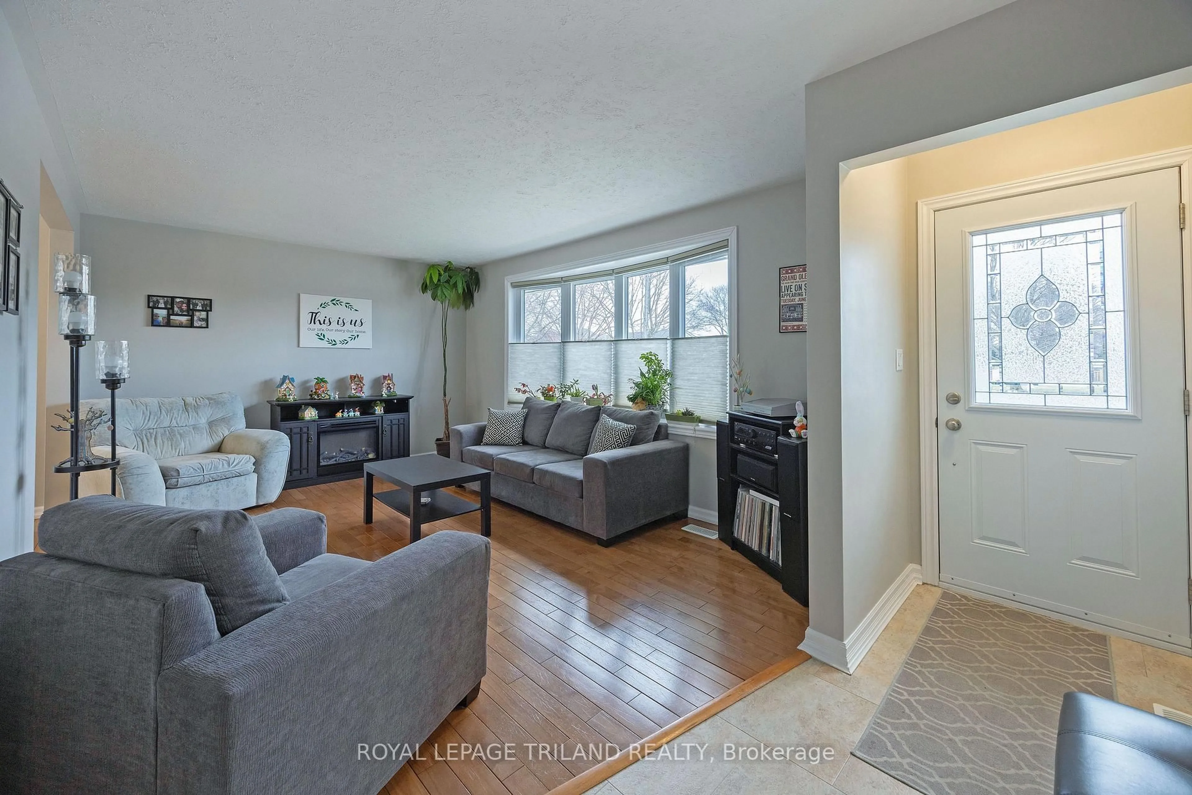 Living room with furniture, wood/laminate floor for 59 Lawrence Ave, St. Thomas Ontario N5R 4Y7