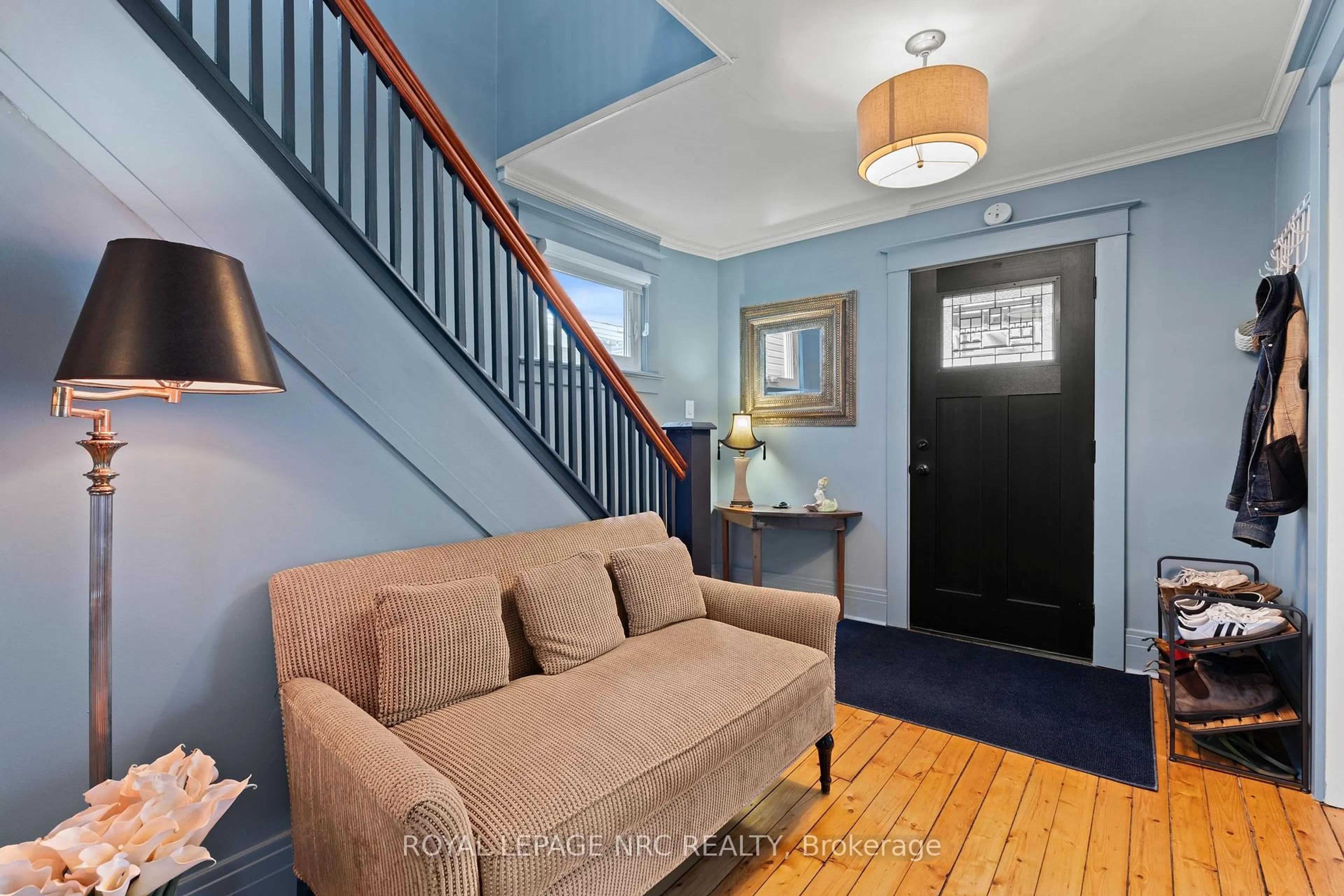 Indoor entryway for 51 Chaplin Ave, St. Catharines Ontario L2R 2E4