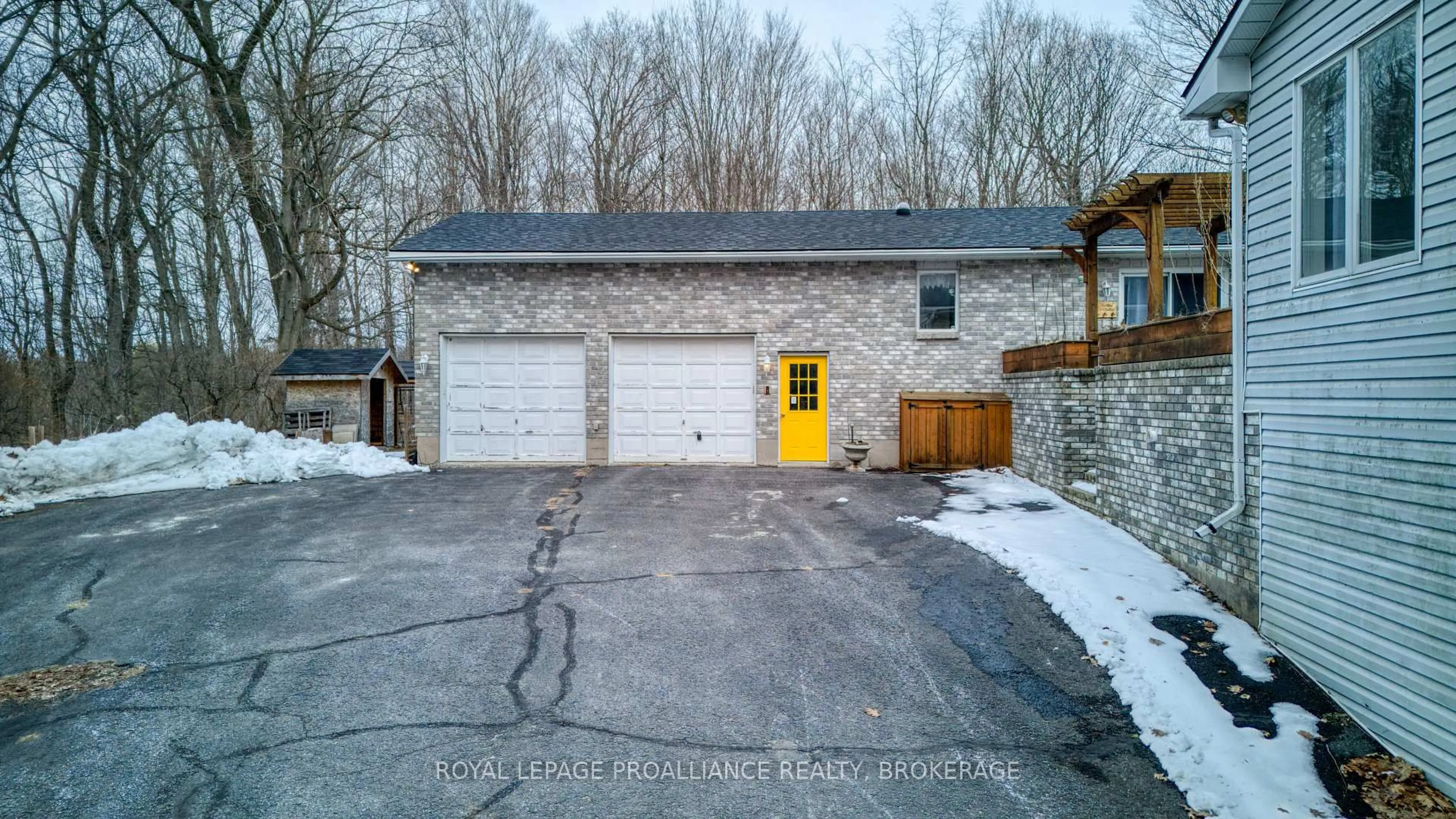 Indoor garage for 5034 Highway 2, Gananoque Ontario K7G 2V5