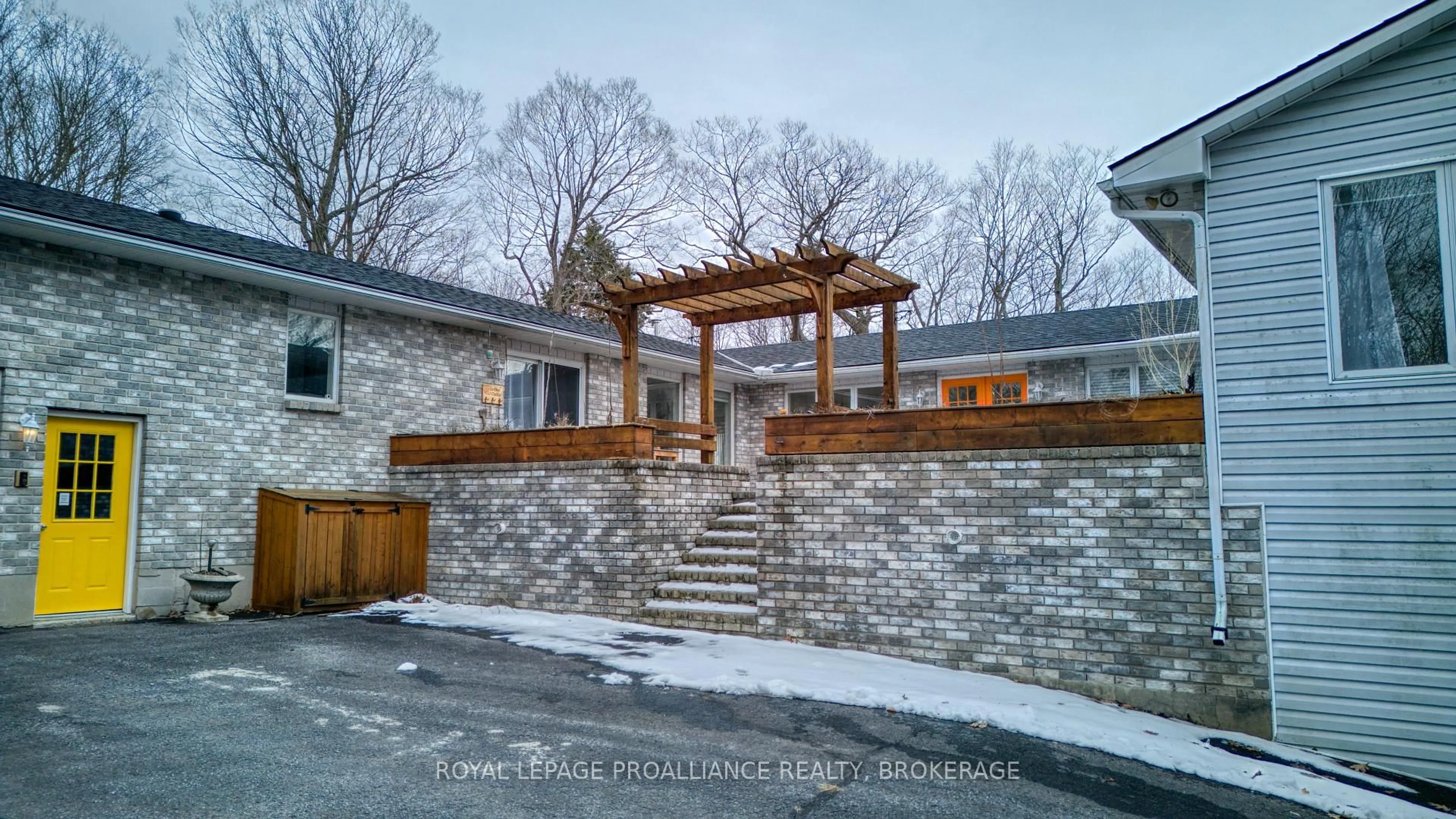 Patio, unknown for 5034 Highway 2, Gananoque Ontario K7G 2V5