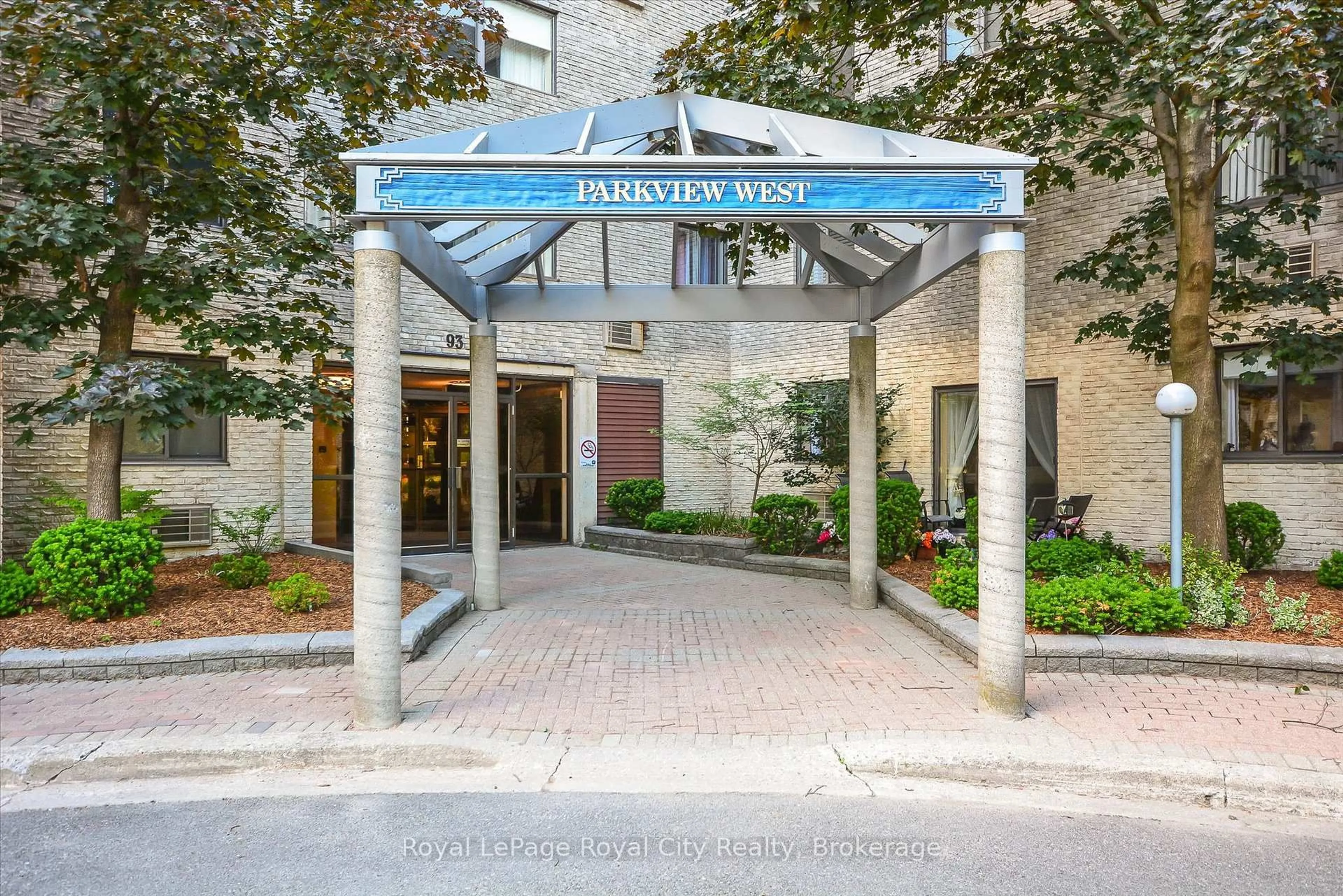 Indoor foyer for 93 Westwood Rd #607, Guelph Ontario N1H 7J7