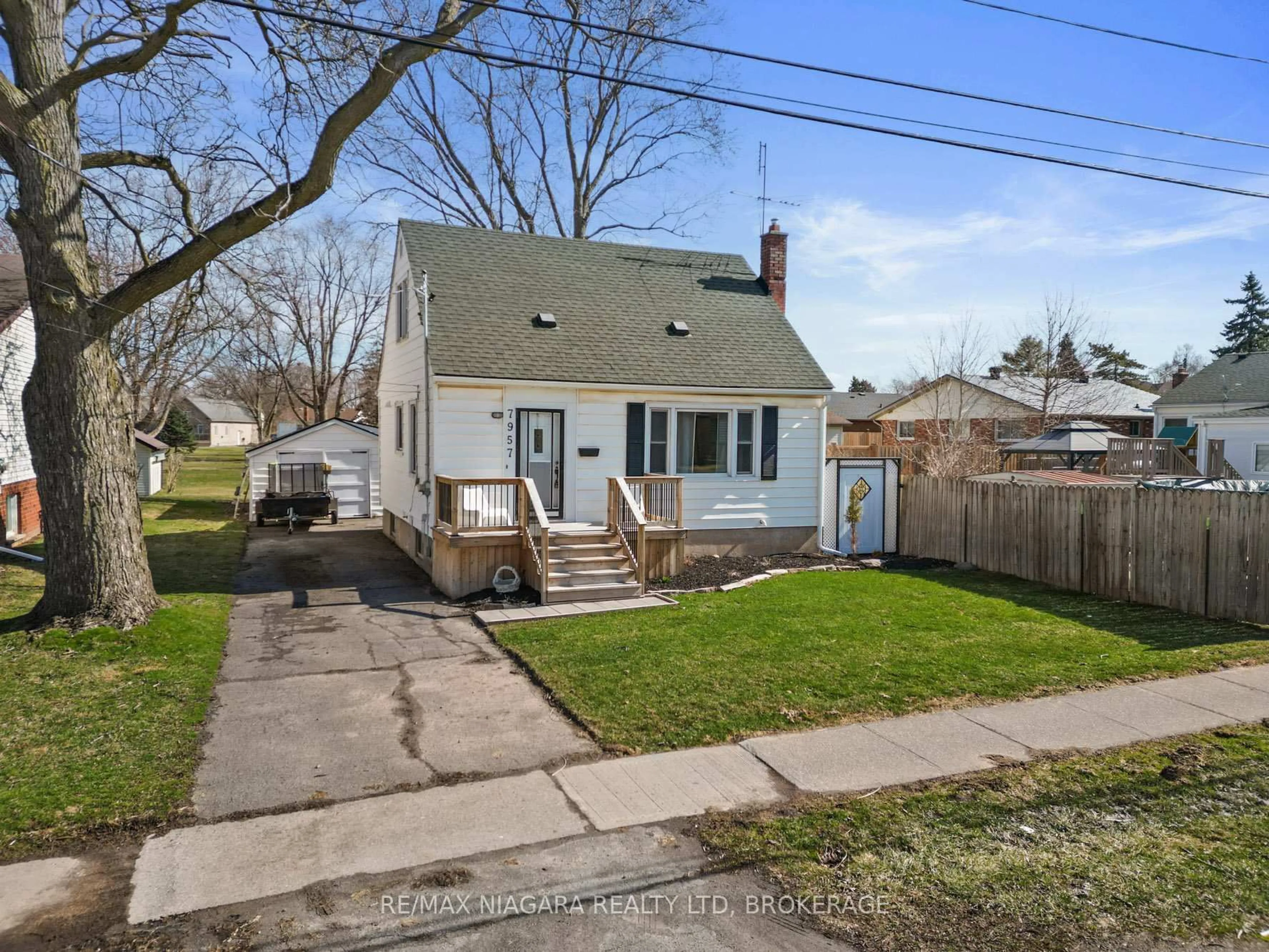 A pic from outside/outdoor area/front of a property/back of a property/a pic from drone, street for 7957 Beaverdams Rd, Niagara Falls Ontario L2H 1R7