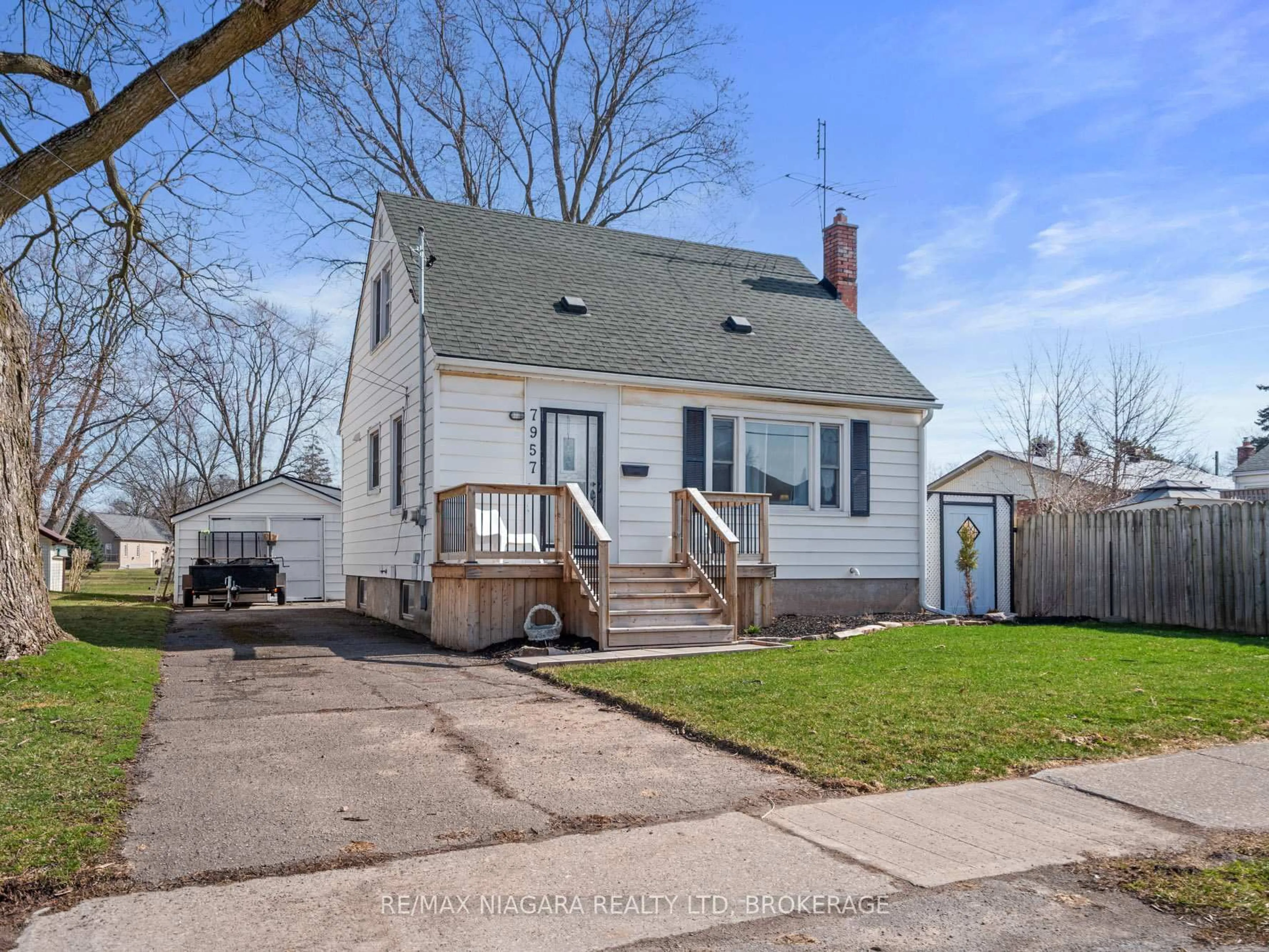 Home with vinyl exterior material, street for 7957 Beaverdams Rd, Niagara Falls Ontario L2H 1R7
