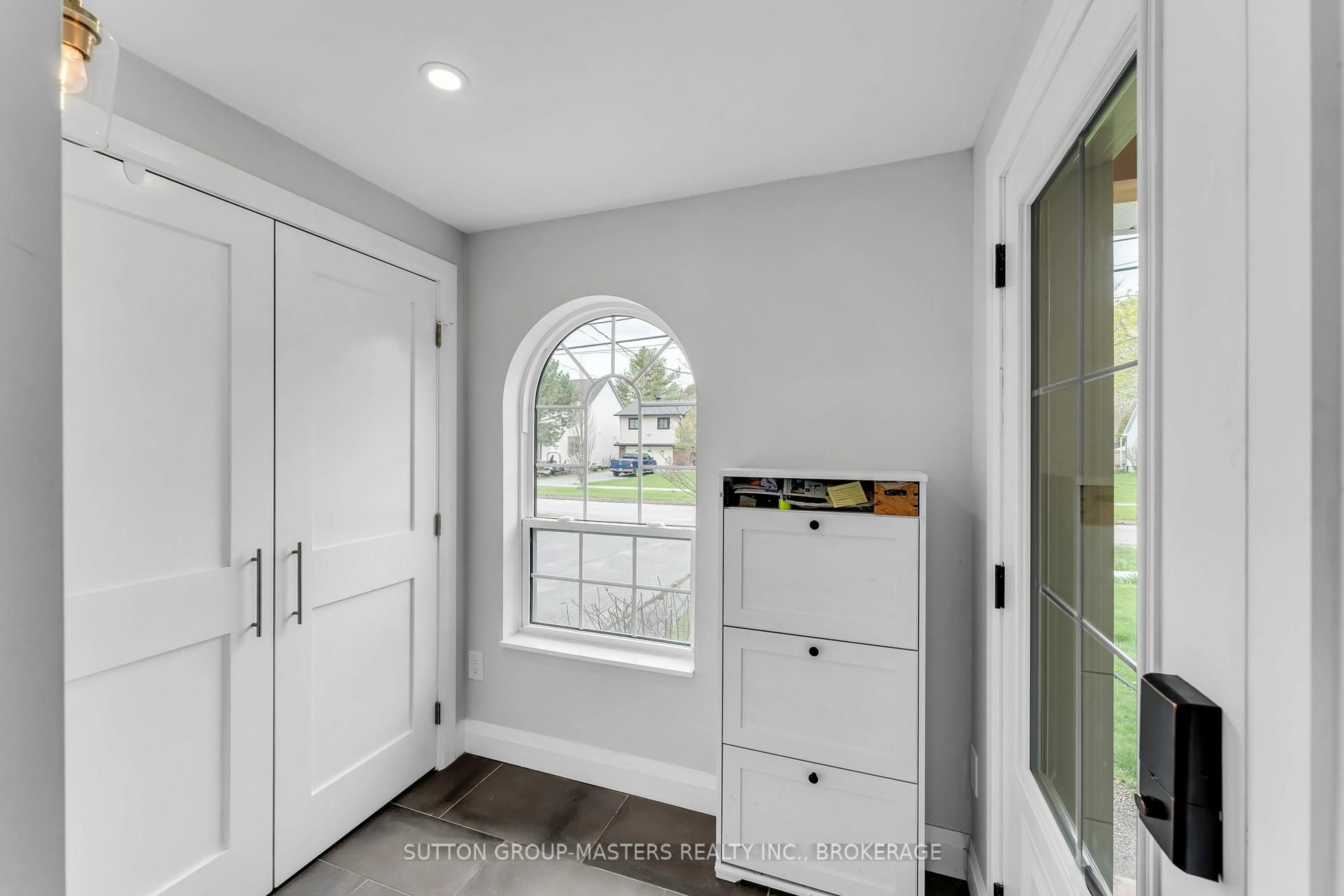 Indoor entryway for 22 Montgomery Blvd, Kingston Ontario K7M 3N6
