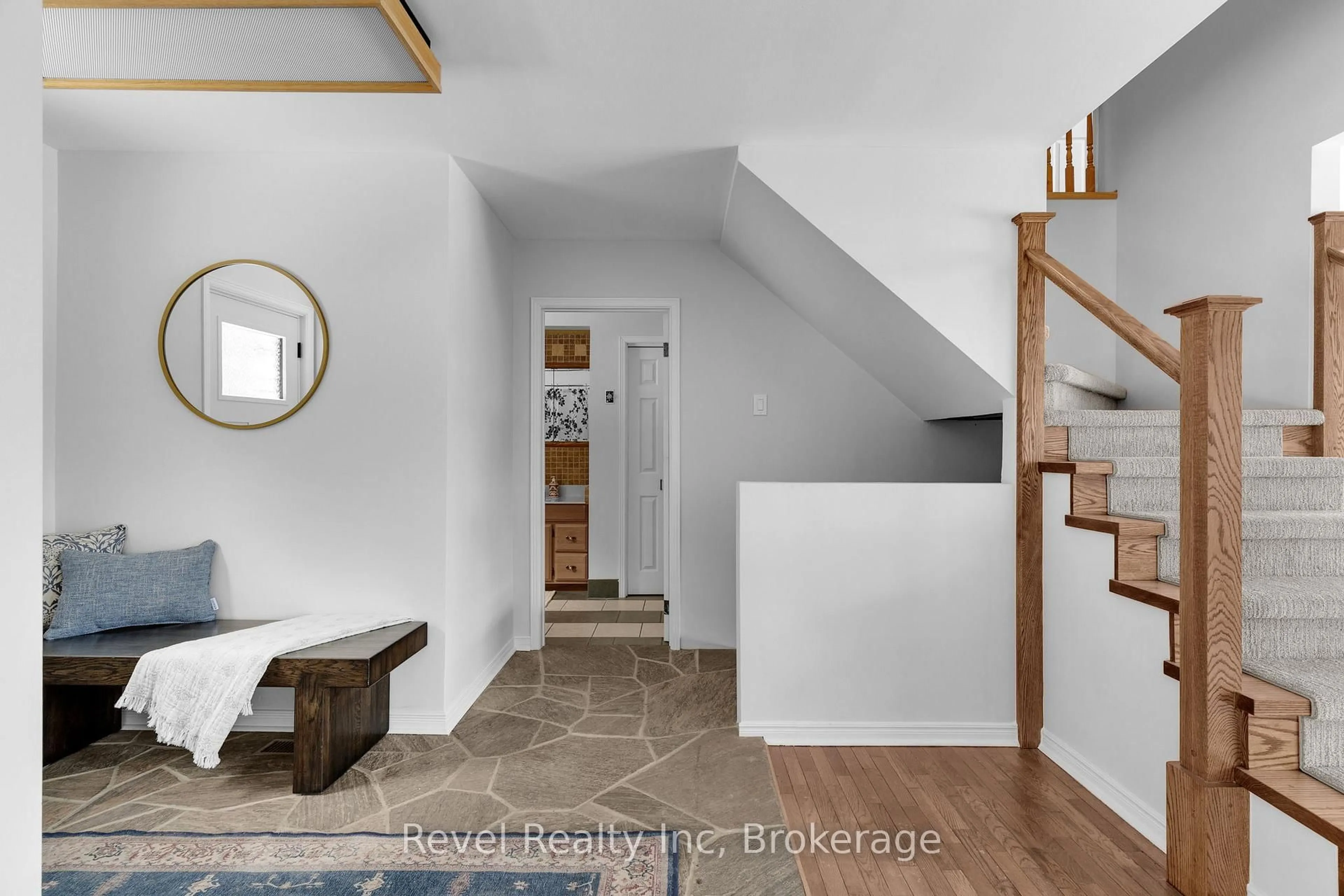 Indoor entryway for 75 Silver Point Dr, Seguin Ontario P2A 2W8