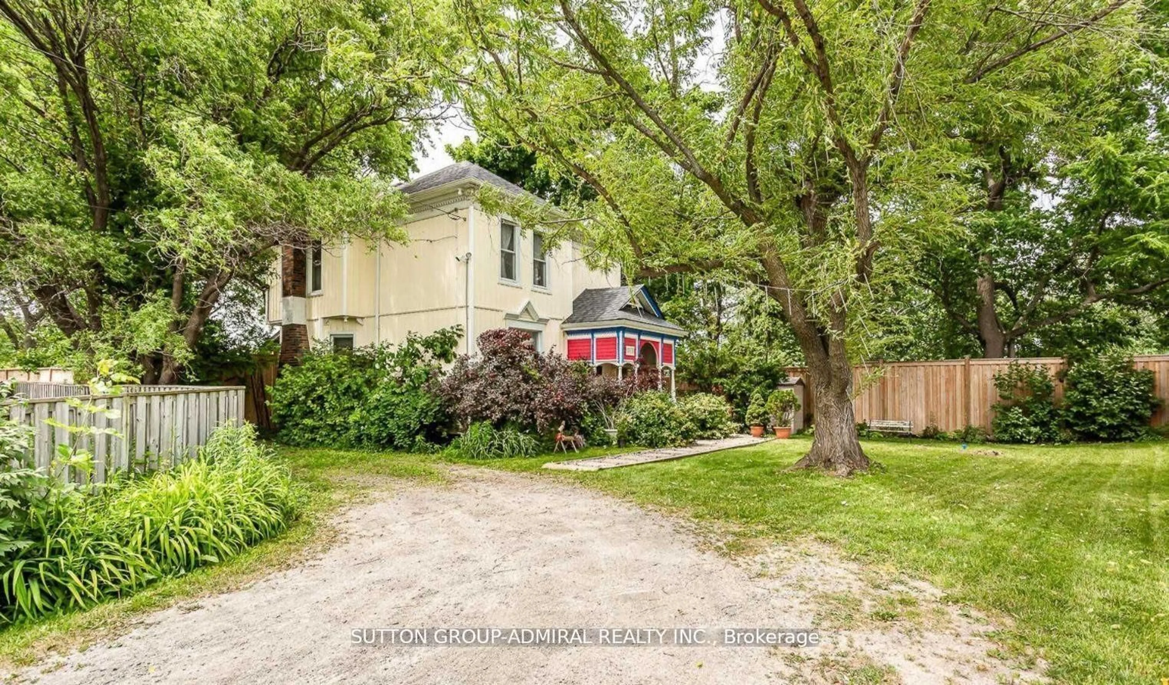 A pic from outside/outdoor area/front of a property/back of a property/a pic from drone, street for 5411 Portage Rd, Niagara Falls Ontario L2G 5K9