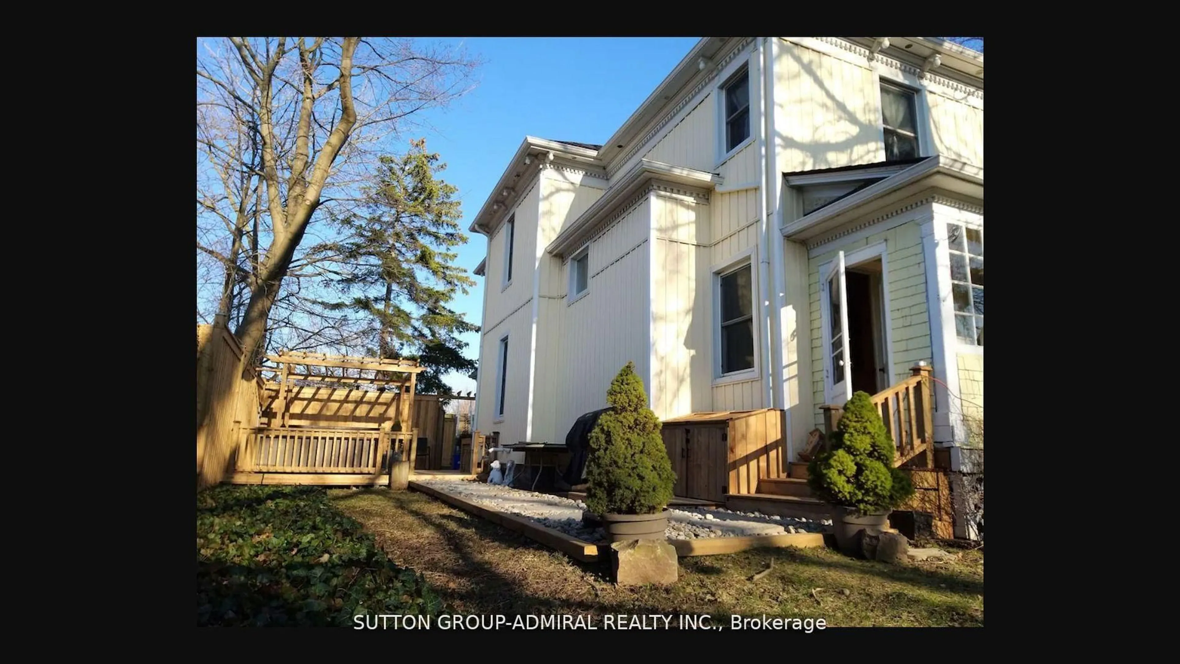 A pic from outside/outdoor area/front of a property/back of a property/a pic from drone, street for 5411 Portage Rd, Niagara Falls Ontario L2G 5K9