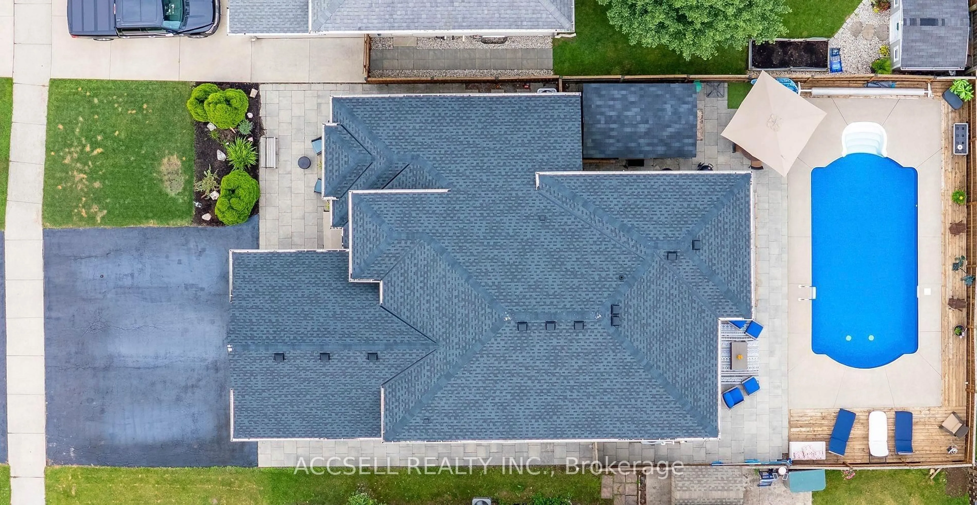 A pic from outside/outdoor area/front of a property/back of a property/a pic from drone, building for 8665 Westport Dr, Niagara Falls Ontario L2H 0A3