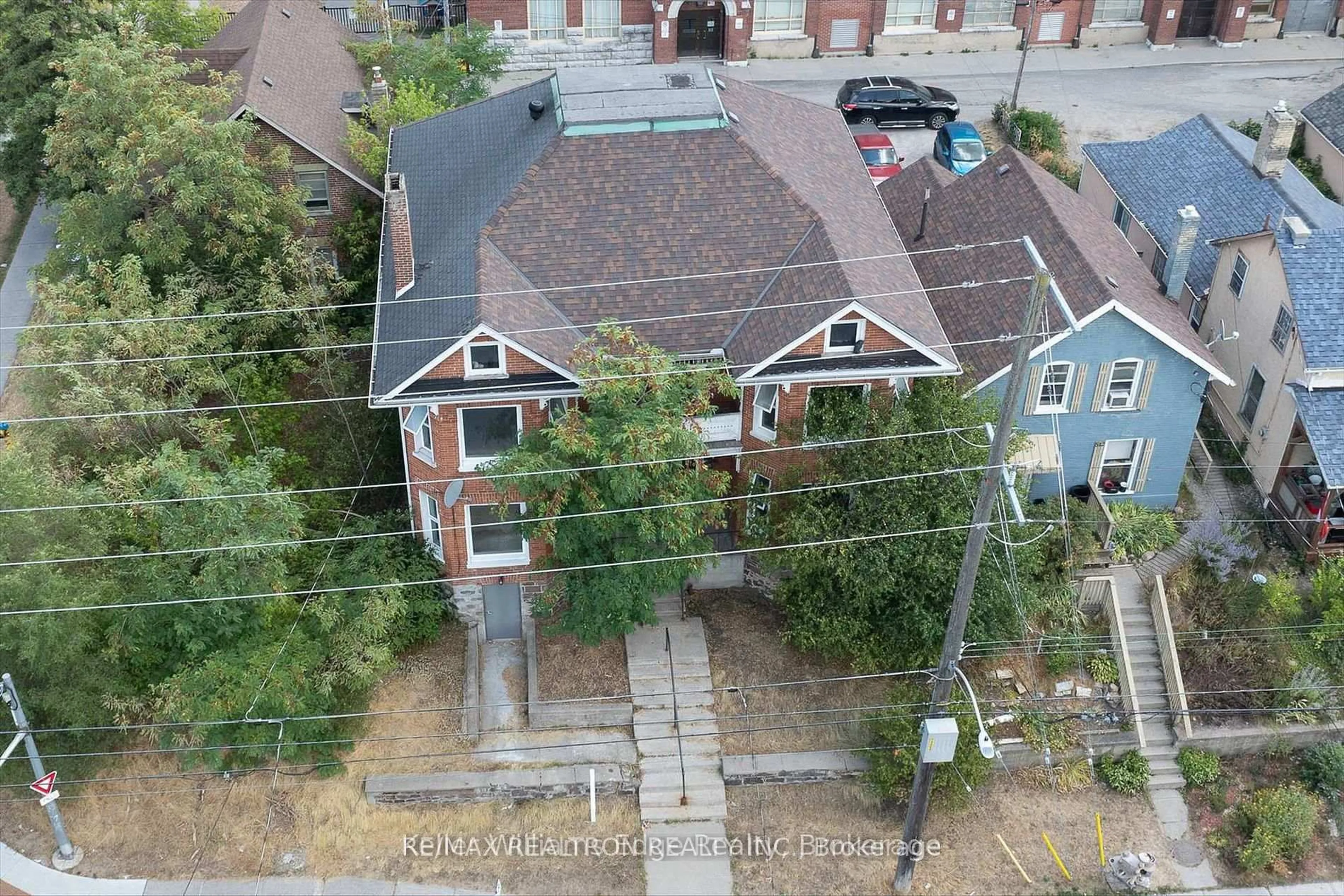 A pic from outside/outdoor area/front of a property/back of a property/a pic from drone, street for 514-516 Aylmer St, Peterborough Ontario K9H 3W5