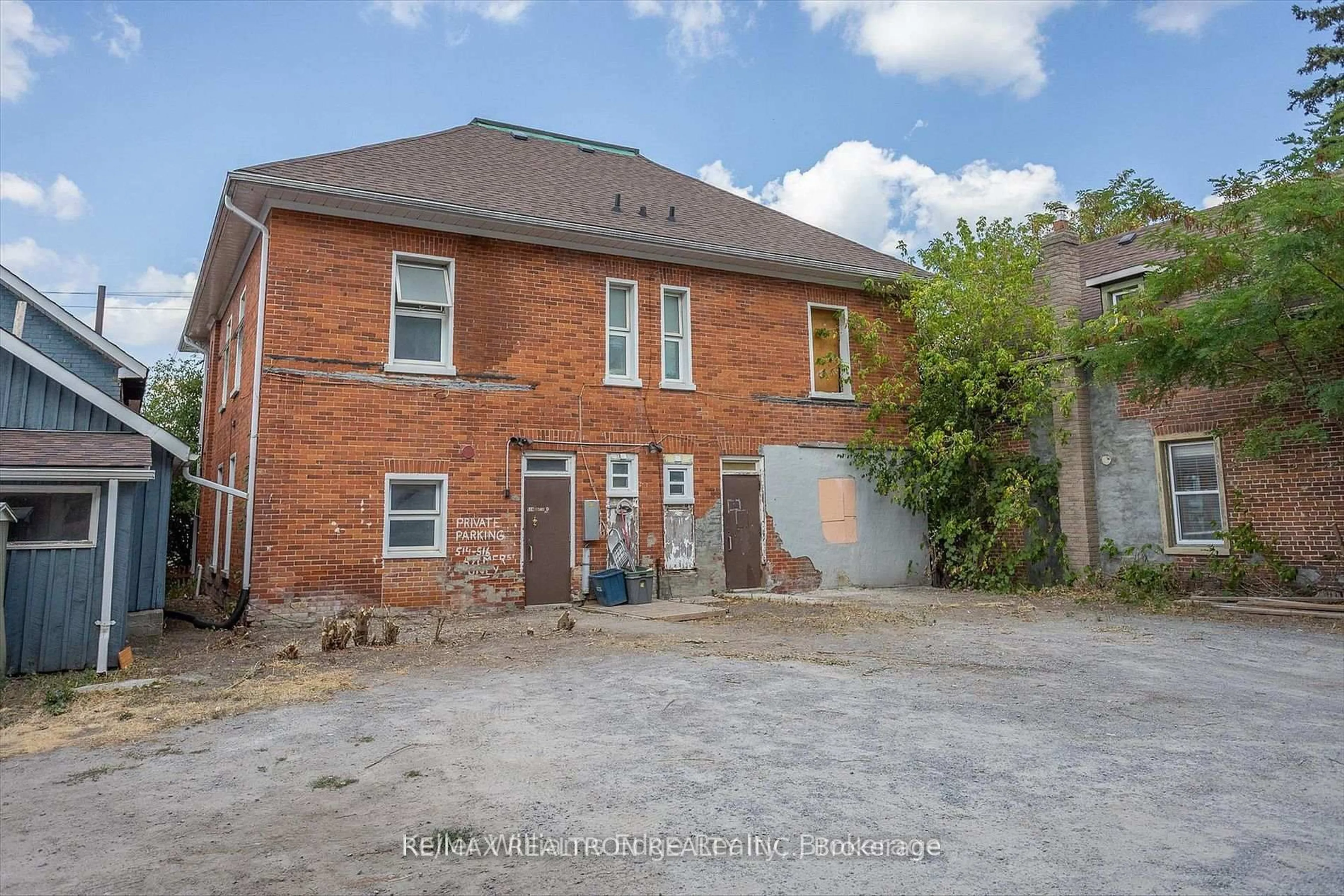 A pic from outside/outdoor area/front of a property/back of a property/a pic from drone, building for 514-516 Aylmer St, Peterborough Ontario K9H 3W5