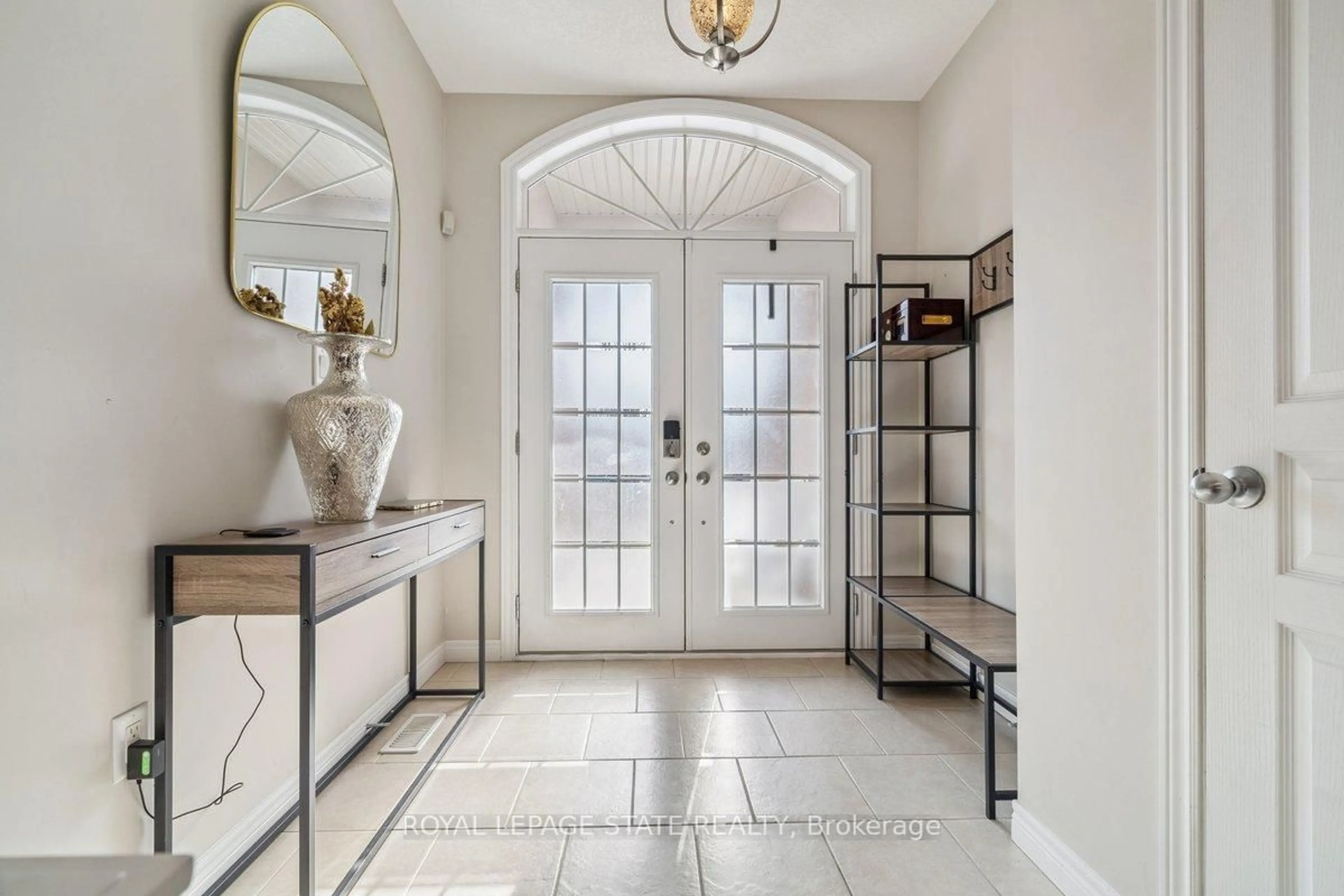 Indoor entryway for 77 Peach Tree Lane, Grimsby Ontario L3M 0C1