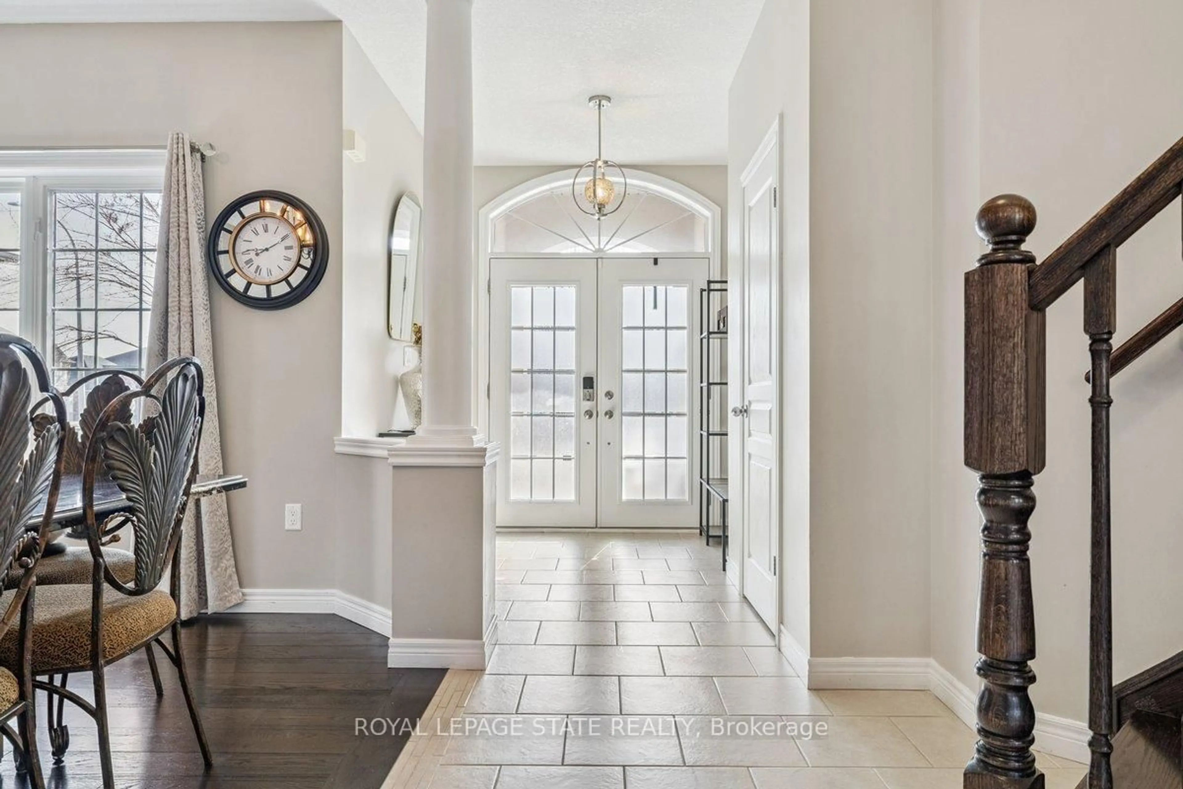 Indoor entryway for 77 Peach Tree Lane, Grimsby Ontario L3M 0C1